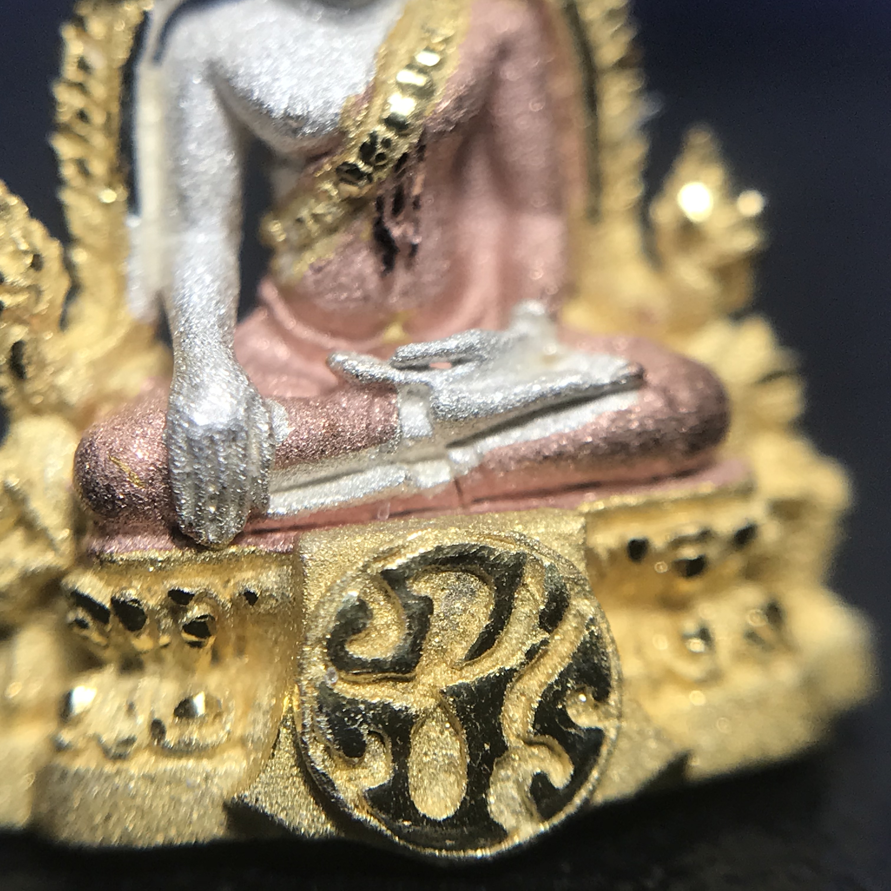 พระพุทธชินราช ภปร. โครงการ เพราะแผ่นดินนี้คือแผ่นดินเกิด เนื้อเงินชุบสามกษัตริย์ ปี2551 ขนาดหน้าตัก1/4นิ้ว (สวยงามหายาก)