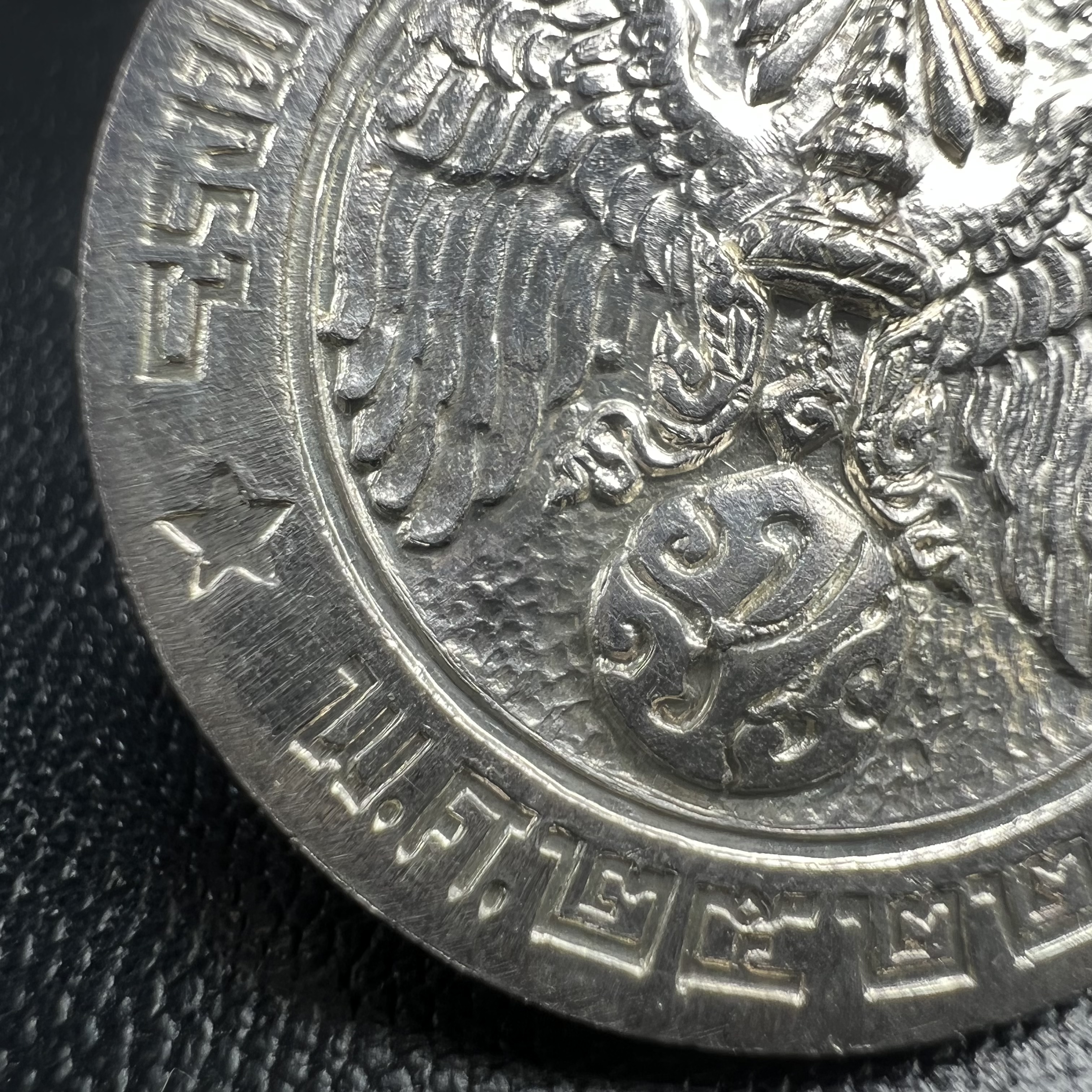 เหรียญพระบรมรูปคุ้มเกล้า รพ.ภูมิพล ปี2522 เนื้อเงิน พิมพ์ใหญ่ คัดสภาพสวยพร้อมซองบรรจุเดิม(ในหลวงรัชกาลที่9 ทรงจุดไฟพระฤกษ์และเททอง พิธีใหญ่)ยอดนิยม