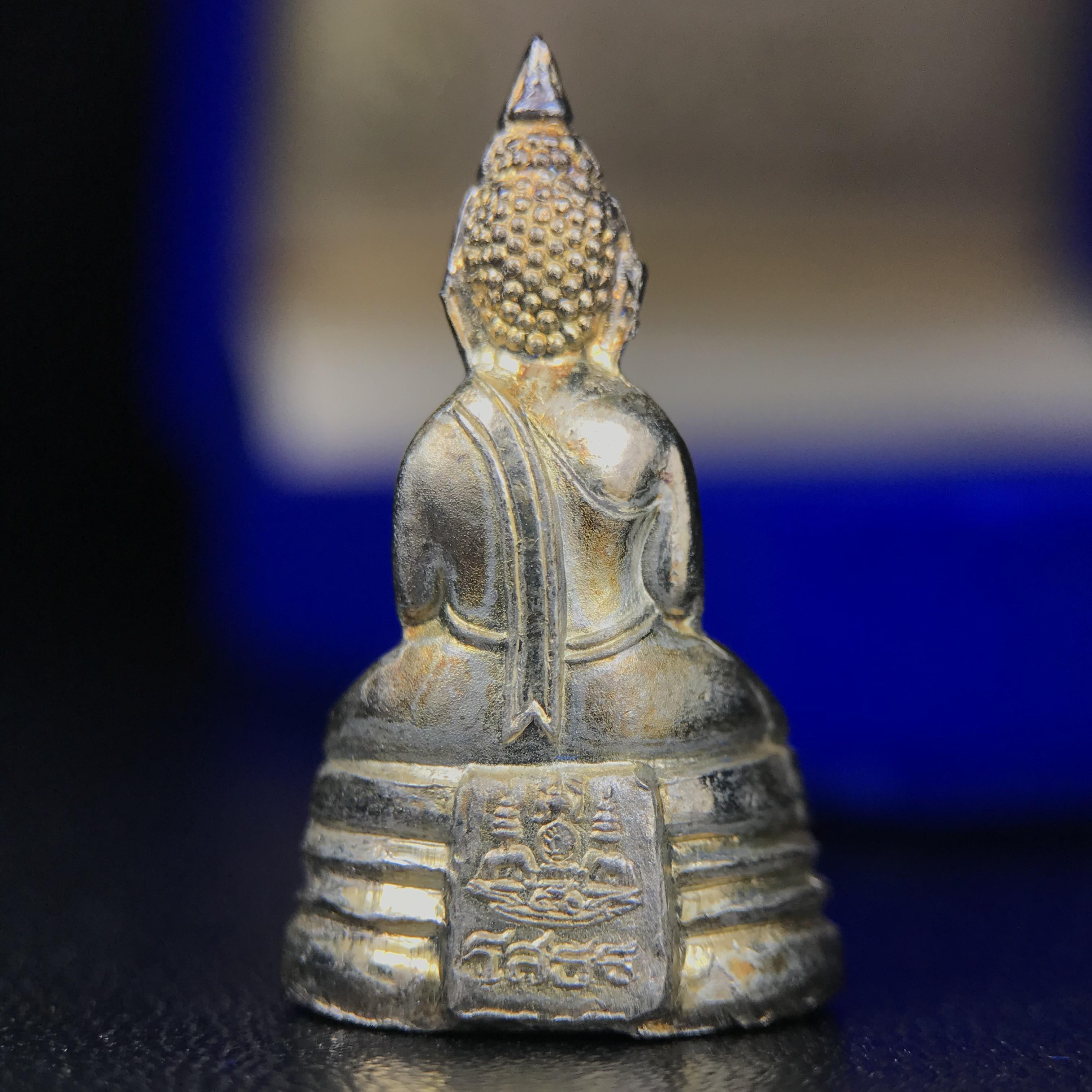 พระกริ่งหลวงพ่อโสธร ภปร. รุ่นกาญจนาภิเษก จัดสร้างในมงคลวโรกาสที่พระบาทสมเด็จพระเจ้าอยู่หัวรัชกาลที่9 เสด็จเถลิงถวัลย์สิริราชสมบัติ ครบ 50 ปี ในพุทธศักราช 2539 เนื้อเงิน(ผิวเดิมสวย)(พิธีใหญ่เข้มขลัง)1 ใน 9950 องค์