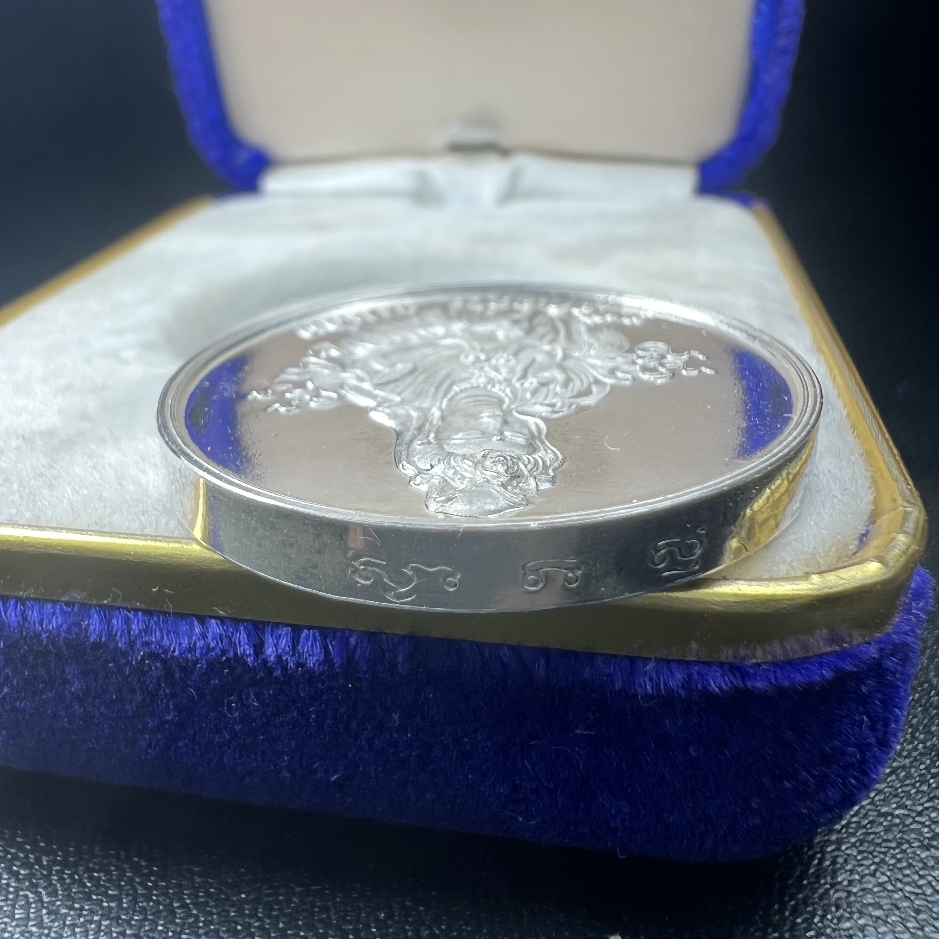 เหรียญพระอวโลกิเตศวร เจ้าแม่กวนอิมหลังมังกรคาบลูกแก้ว พระเทพกวี สมเด็จพระวันรัต วัดบวรนิเวศวิหาร กทม. ปี2536 ปลุกเสกพิธีใหญ่ ตอกโค๊ตขอบเหรียญ เนื้อเงินขัดเงาพ่นทราย ขนาด 3 ซม. พร้อมกล่องบรรจุเดิมครบ สภาพสวย