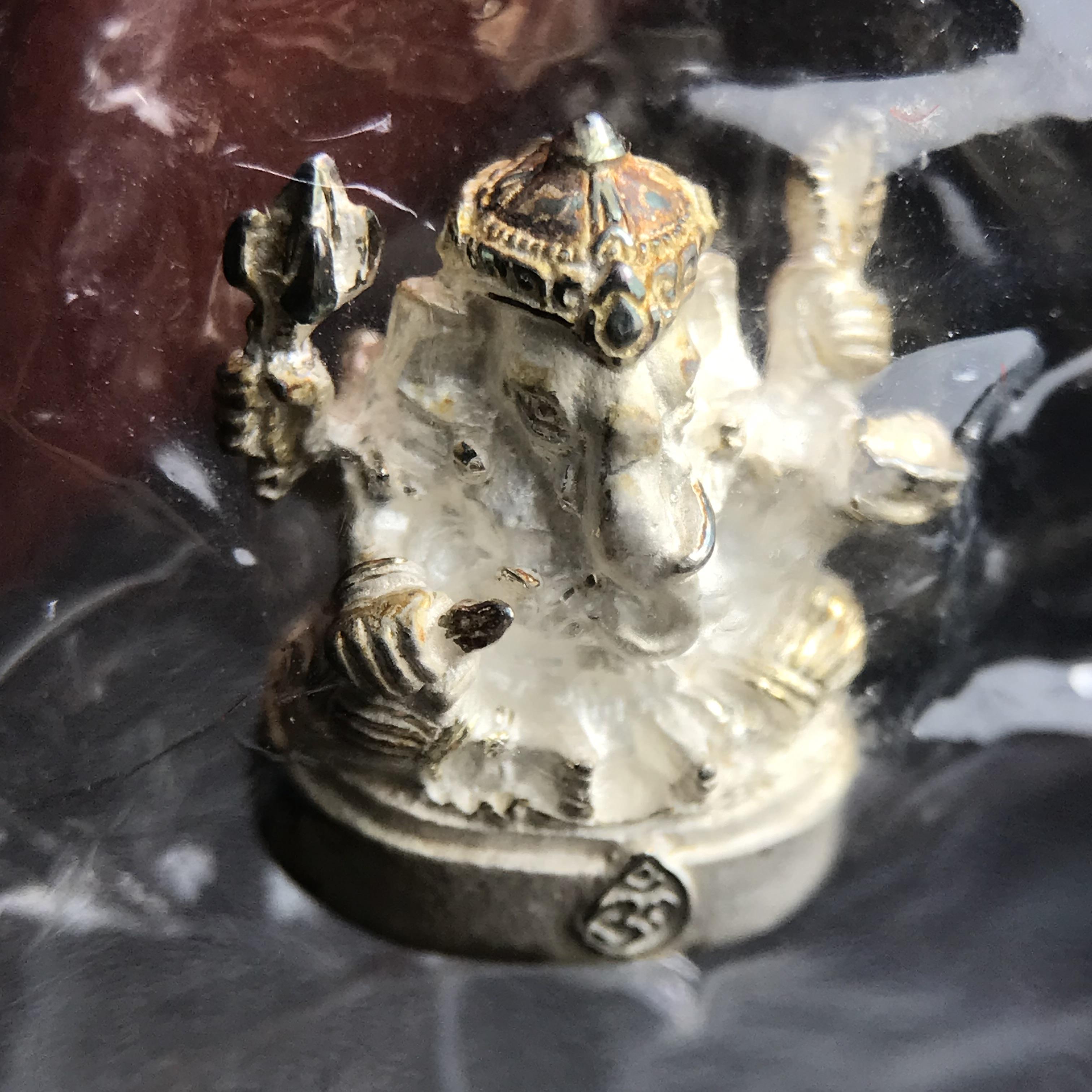 พระพิฆเนศ พิมพ์ลอยองค์ รุ่นแรก กรมศิลปากร ปี 2540 เนื้อเงิน ผิวเดิมติดรุ้งๆ(ซีนซองเดิมพร้อมกล่องไม้และกล่องกระดาษครบชุด)พิธีใหญ่ เข้มขลัง มวลสารศักดิ์สิทธิ์ (เทพเจ้าแห่งความสำเร็จและศิลปวิทยาการ)ยอดนิยมหายาก