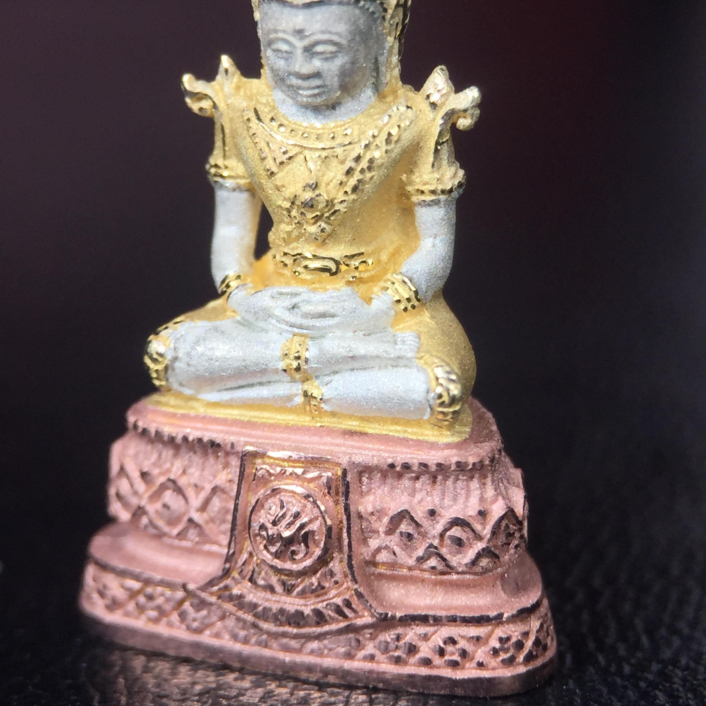 พระแก้วมรกต ภปร.(รุ่นแรก) ปี2545 รุ่นฉลองกรุงรัตนโกสินทร์ครบ 220 ปี พิมพ์ลอยองค์เล็ก เนื้อเงินบริสุทธิ์ 92.5% (สามกษัตริย์) ขนาด 10*19 มม. พร้อมกล่องบรรจุเดิม สวยครบสมบูรณ์