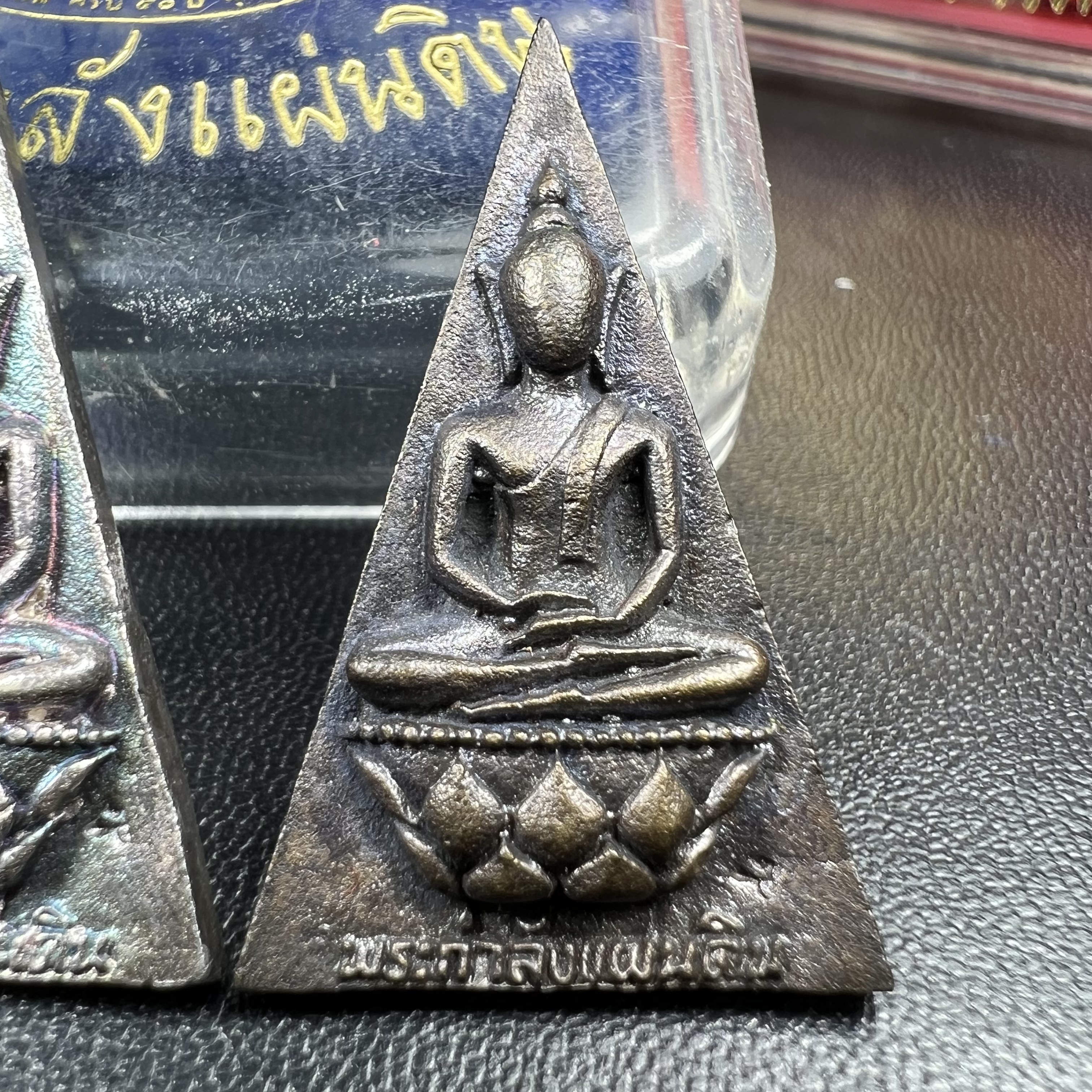 พระกำลังแผ่นดิน (สมเด็จจิตรลดา2) จัดสร้างเฉลิมพระเกียรติ ร.9 ครองราชย์ 50 ปี 2539 เนื้อเงิน(ผิวเดิมกลับดำ รุ้งๆสวย)+เนื้อนวโลหะ(สร้างน้อยหายาก)พร้อมกล่องบรรจุเดิม(1ใน2539องค์)