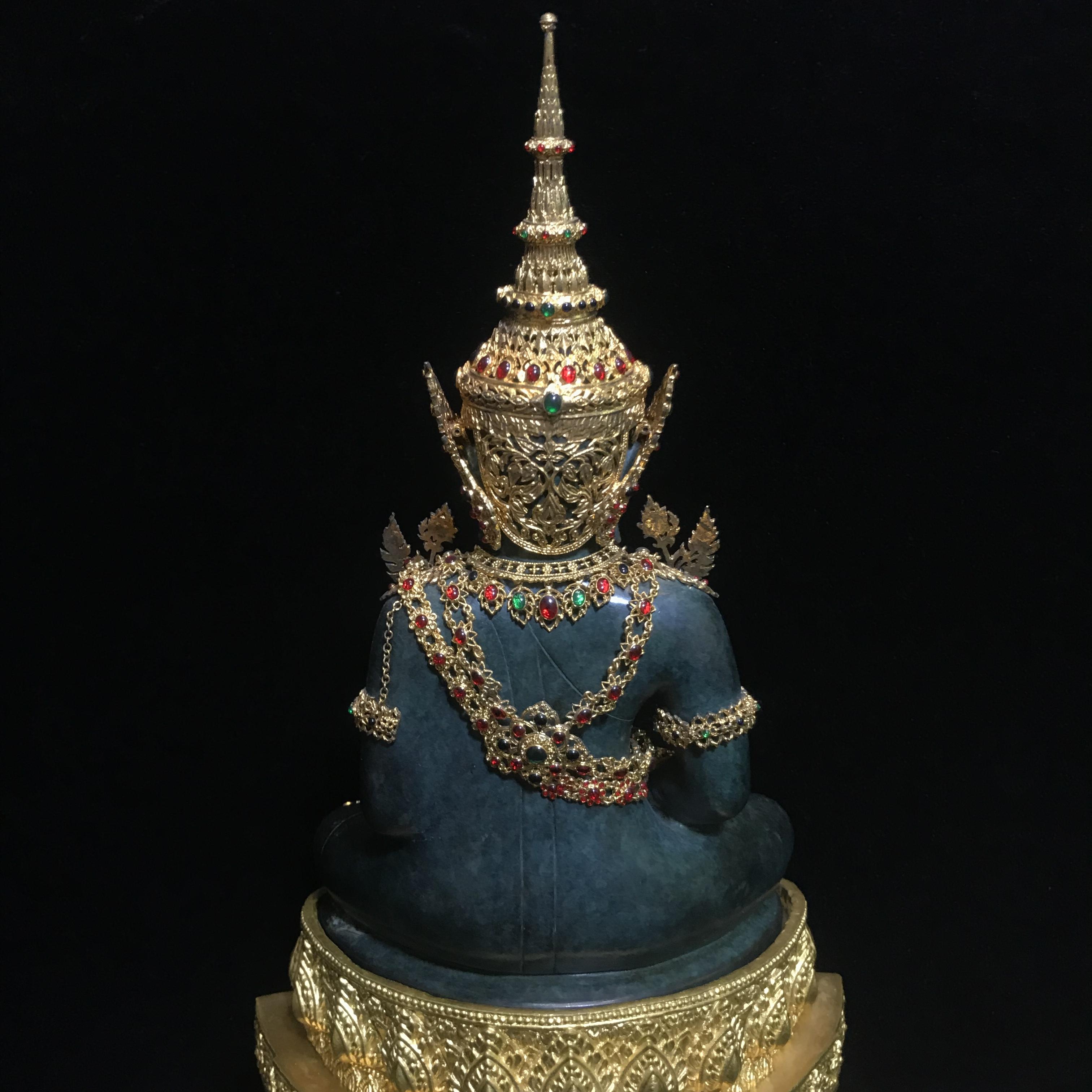 พระพุทธมหามณีรัตนปฏิมากร จำลอง (พระแก้วมรกต) ขนาดบูชาหน้าตัก 5 นิ้ว ตราสัญลักษณ์ ภ.ป.ร. รุ่นแรก ปี2547 เนื้อนวโลหะเคลือบสีเขียว(เครื่องทรงนวโลหะชุบทอง)