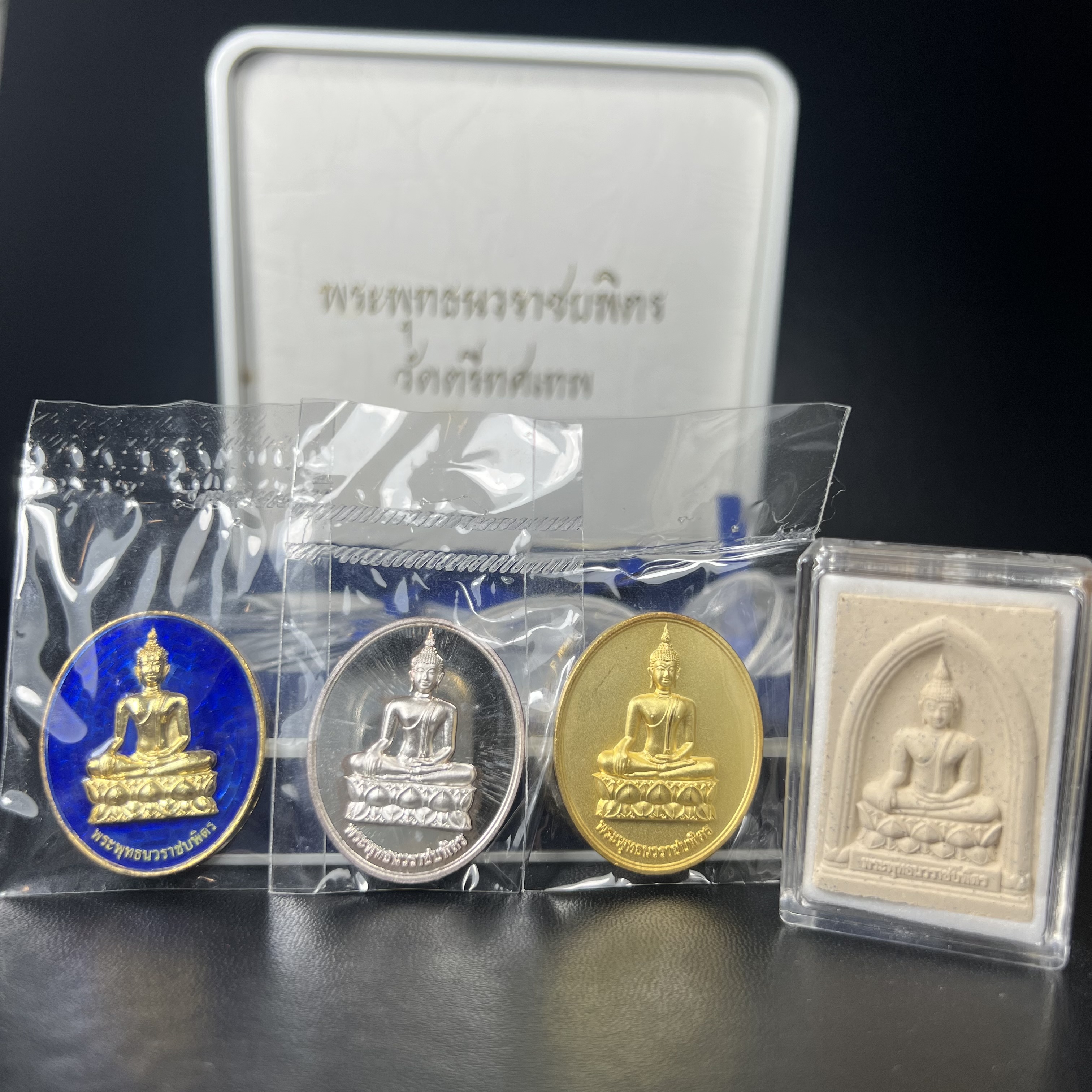 พระพุทธนวราชบพิตร ภปร. ที่ระลึก 7รอบ 84พรรษา รัชกาลที่ 9 วัดตรีทศเทพ จัดสร้าง พ.ศ. 2554 ชุดกรรมการ(หายากสร้าง 1ใน500ชุด)(รวม 4 รายการ)สภาพสวยซีนซองเดิมกล่องบรรจุเดิมครบสมบูรณ์