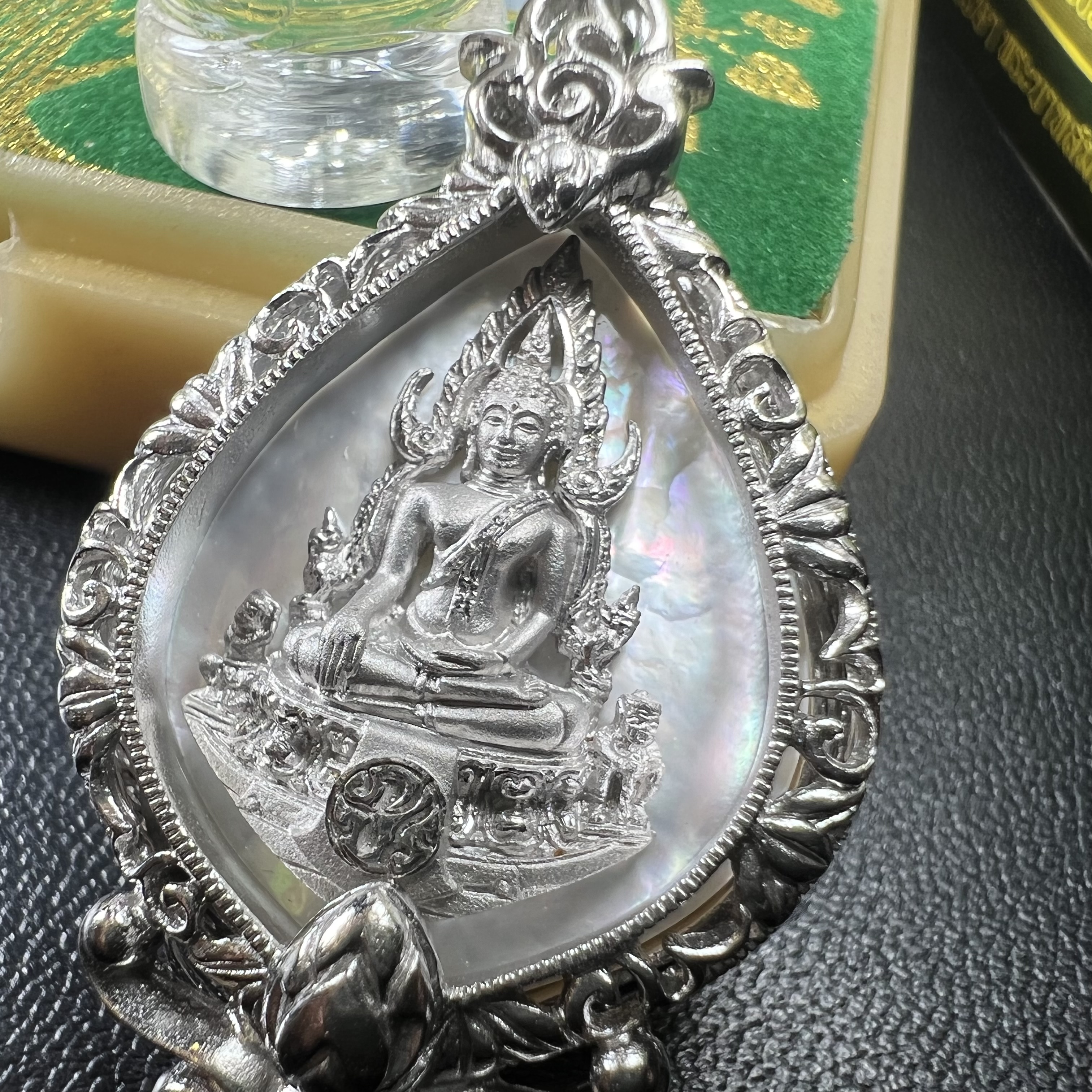 พระพุทธชินราช(จำลอง) ภปร. 84 พรรษา ทรงหยดน้ำ เนื้อเงินชุบทองคำขาว ขนาด 20*36 มม. (พระราชทานมวลสาร จิตรลดาและเส้นพระเจ้า(เส้นผม)รัชกาลที่9)งดงาม ทรงคุณค่า หายาก