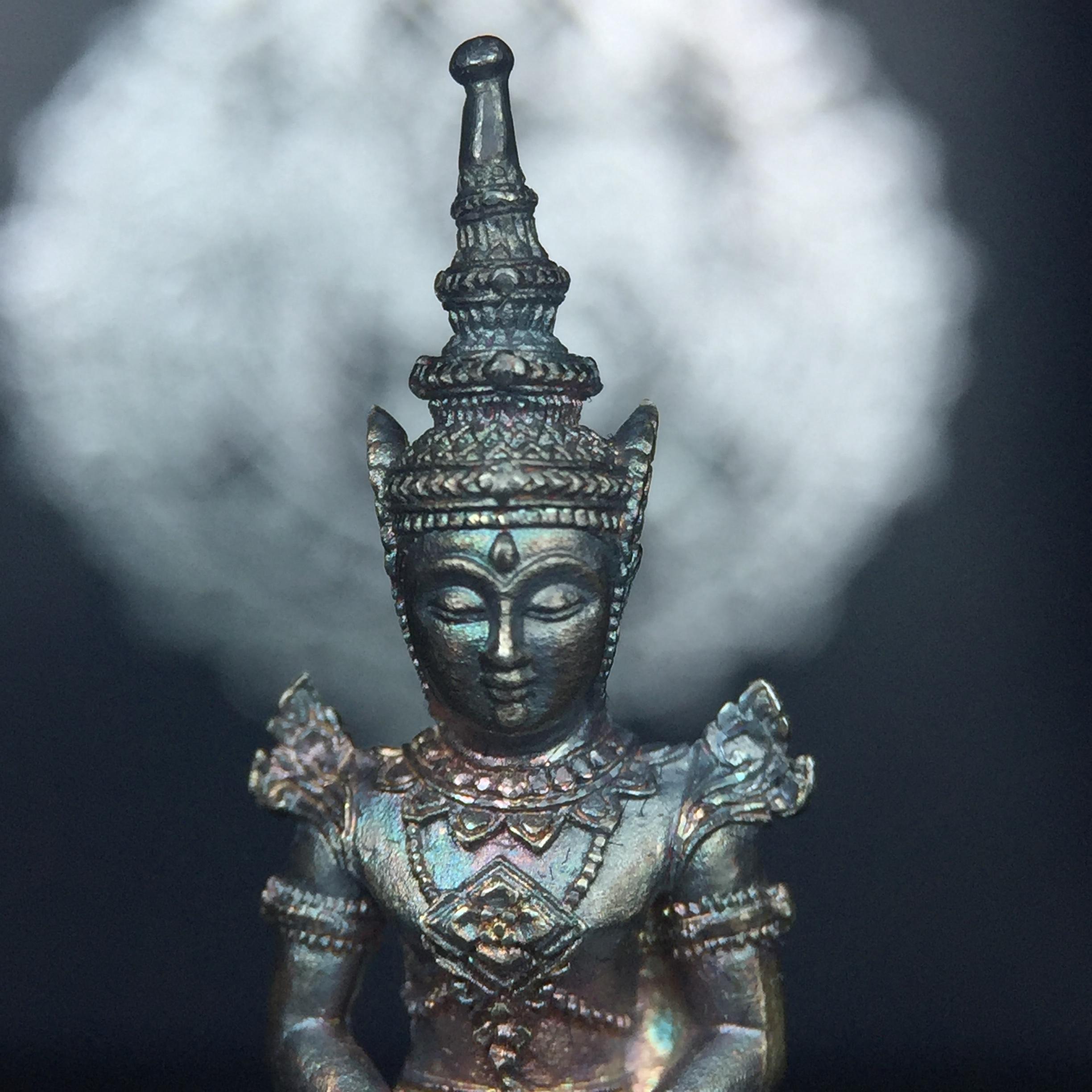 พระแก้วมรกต กรมสรรพสามิตจัดสร้างขึ้นเนื่องในโอกาสครบรอบ 64 ปีของกรมสรรพสามิต และเนื่องในวโรกาสที่พระบาทสมเด็จพระเจ้าอยู่หัวทรงครองราชย์ครบ50ปีเมื่อ พ.ศ.2539 เนื้อเงินทรายนวลขัดเงา(ผิวเดิมๆขึ้นสีรุ้งธรรมชาติสวย(สเน่ห์พระเนื้อเงินสีสันที่ธรรมชาติสรรค์สร้าง)