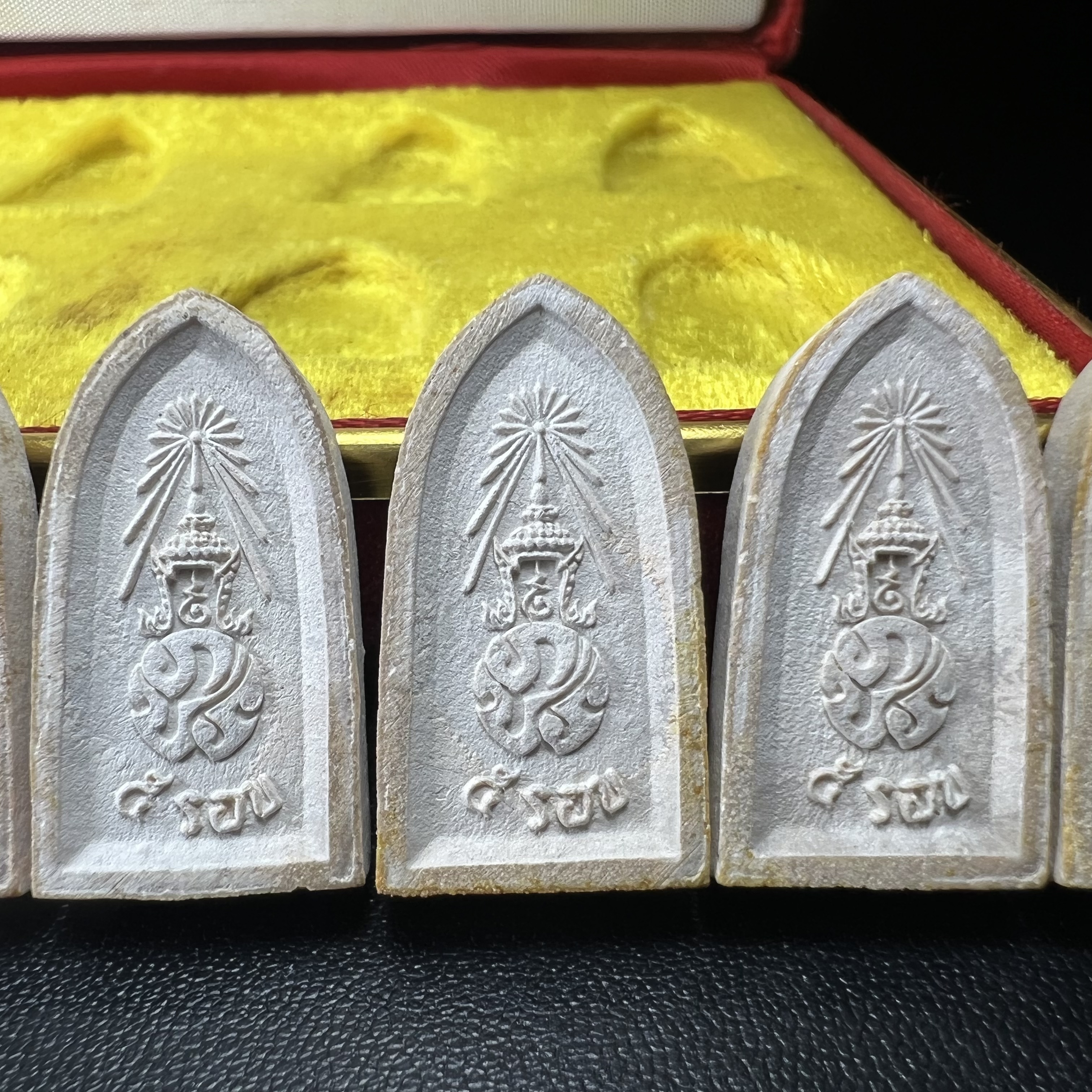 พระไพรีพินาศ ภปร. ครบ 5 รอบ ร.9 ปี 2530(เนื้อผงพิมพ์ใหญ่) ชุดกรรมการ บรรจุจำนวน 10 องค์ ในกล่อง ตราสัญลักษณ์ ภปร.(ในหลวงรัชกาลที่9เสด็จในพิธีเจิมพระสุหร่าย)พระดี พิธีใหญ่ ประกอบพิธีพุทธาภิเษกพร้อมกับพิธีพระกริ่งปวเรศ ปี2530 วัดบวรนิเวศวิหาร(1 ใน 15 ชุด)