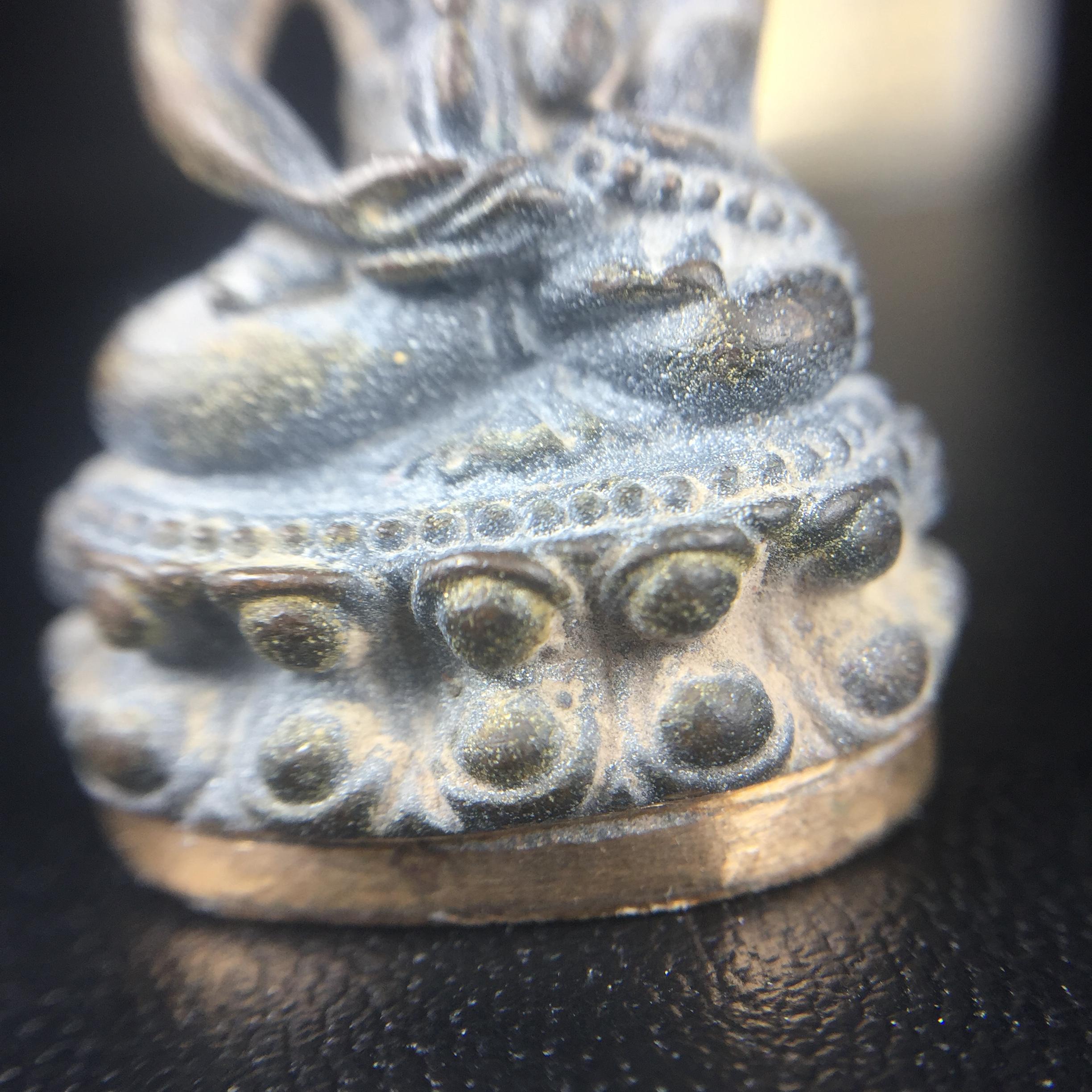 พระกริ่งชินบัญชรฉลองพระชันษา 100 ปี สมเด็จพระญาณสังวร วัดบวรนิเวศวิหาร ปี 2556 เนื้อนวโลหะผสมทองคำก้นทองแดง พิธีใหญ่ มวลสารเด่น นิยม(1 ใน 2556 องค์)