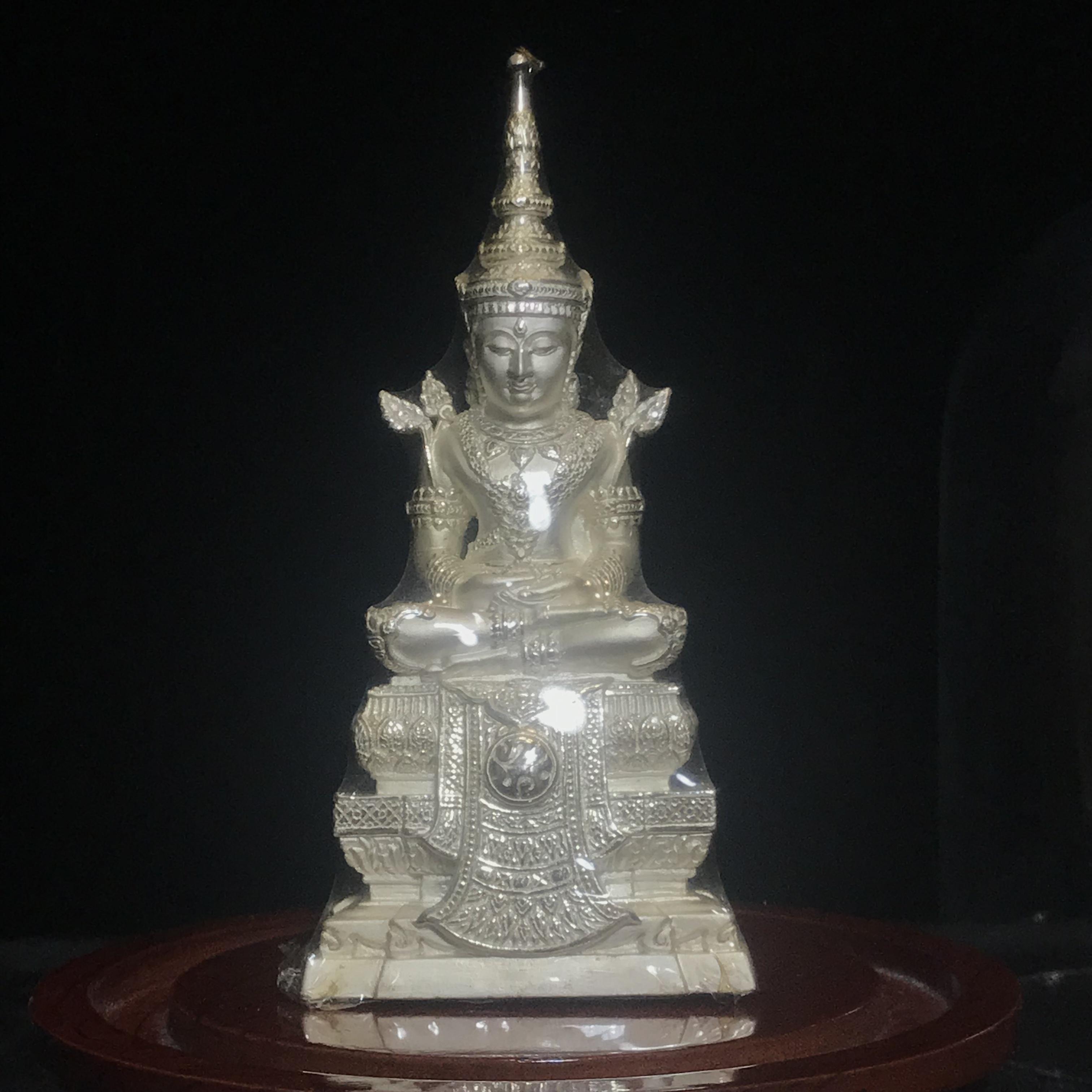 พระแก้วมรกต ภปร. ปี2547 จัดสร้างโดย รพ.ภูมิพลฯ เนื้อเงิน ลอยองค์ หน้าตัก 2 นิ้ว ครอบแก้วเดิม องค์พระซีนเดิมสวยคงสภาพเดิม(1ใน3000องค์)