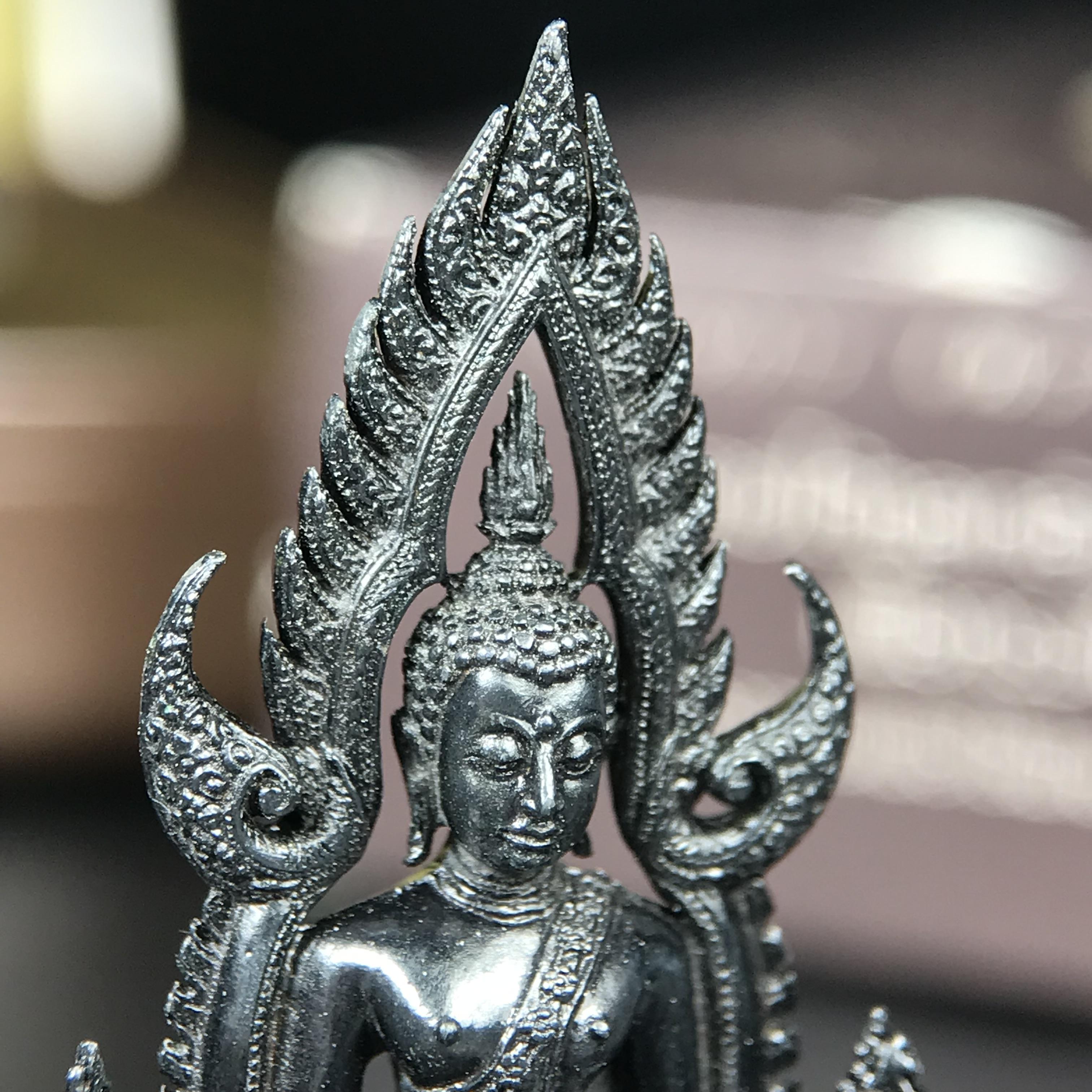 พระพุทธชินราช ภปร. โครงการ "เพราะแผ่นดินนี้ คือ แผ่นดินเกิด" ปี2548(รุ่นแรก) ลอยองค์ หน้าตัก 1/2 นิ้ว(ขนาด 3.5 x 2.5 ซม.) เนื้อเงินรมดำ(พุทธศิลป์จำลองเมื่อครั้งลอกทอง ครั้งที่3 เมื่อปี2547 ร้อยปีจะมีสักครั้ง "พระพุทธชินราชองค์ดำ")