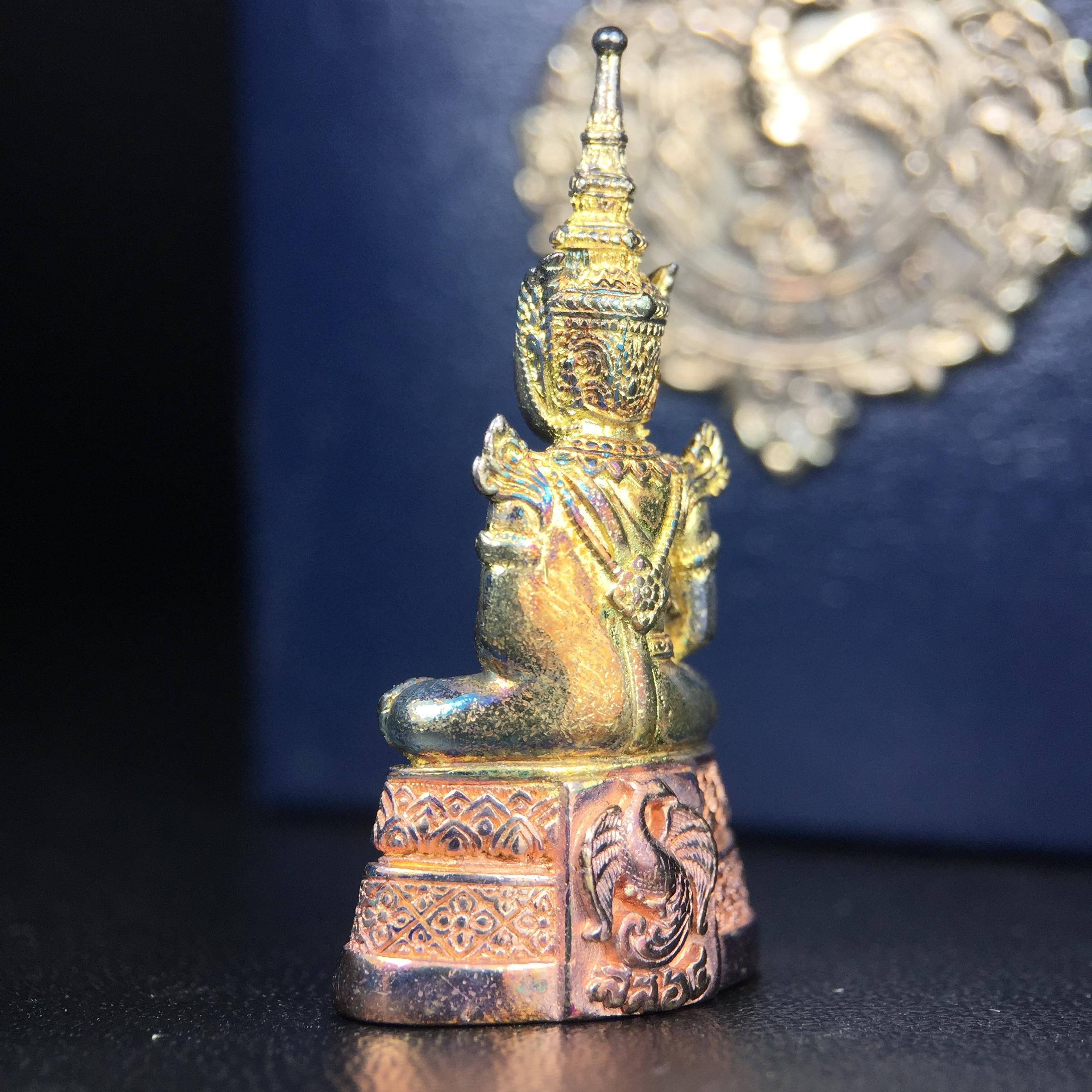 พระแก้วมรกต กรมสรรพสามิตจัดสร้างขึ้นเนื่องในโอกาสครบรอบ 64 ปีของกรมสรรพสามิต และเนื่องในวโรกาสที่พระบาทสมเด็จพระเจ้าอยู่หัวทรงครองราชย์ครบ 50 ปีในปีกาญจนาภิเษก เมื่อ พ.ศ.2539 เนื้อเงิน ชุบทองสามกษัตริย์(ผิวเดิมรุ้งๆสวย) พร้อมกล่องบรรจุเดิม