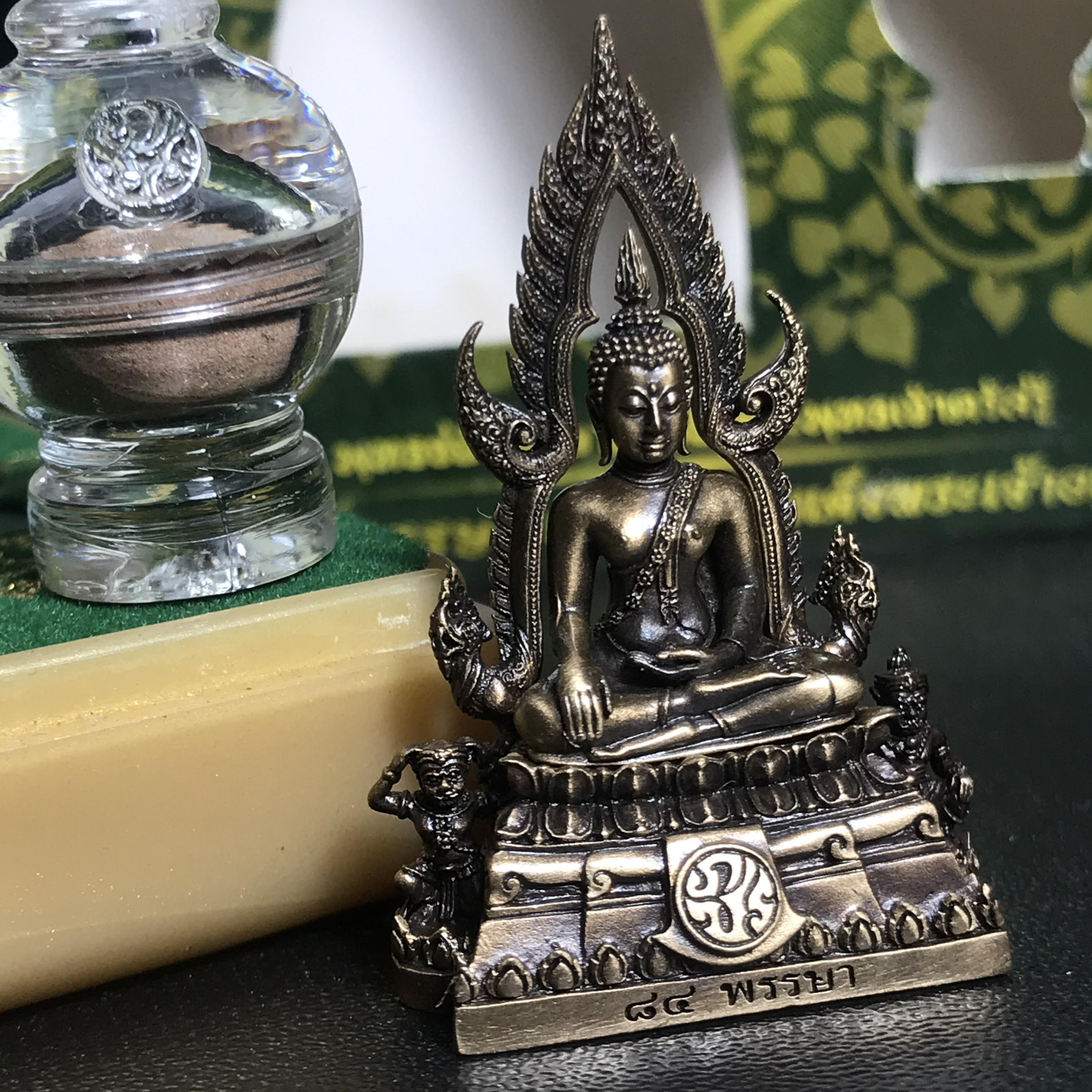 พระพุทธชินราช(จำลอง) ภปร 84 พรรษา เนื้อบรอนซ์รมดำซาติน พิมพ์กลางขนาดหน้าตัก 1/2 นิ้ว )(พระราชทานมวลสาร จิตรลดาและเส้นพระเจ้า(เส้นผม)รัชกาลที่9)