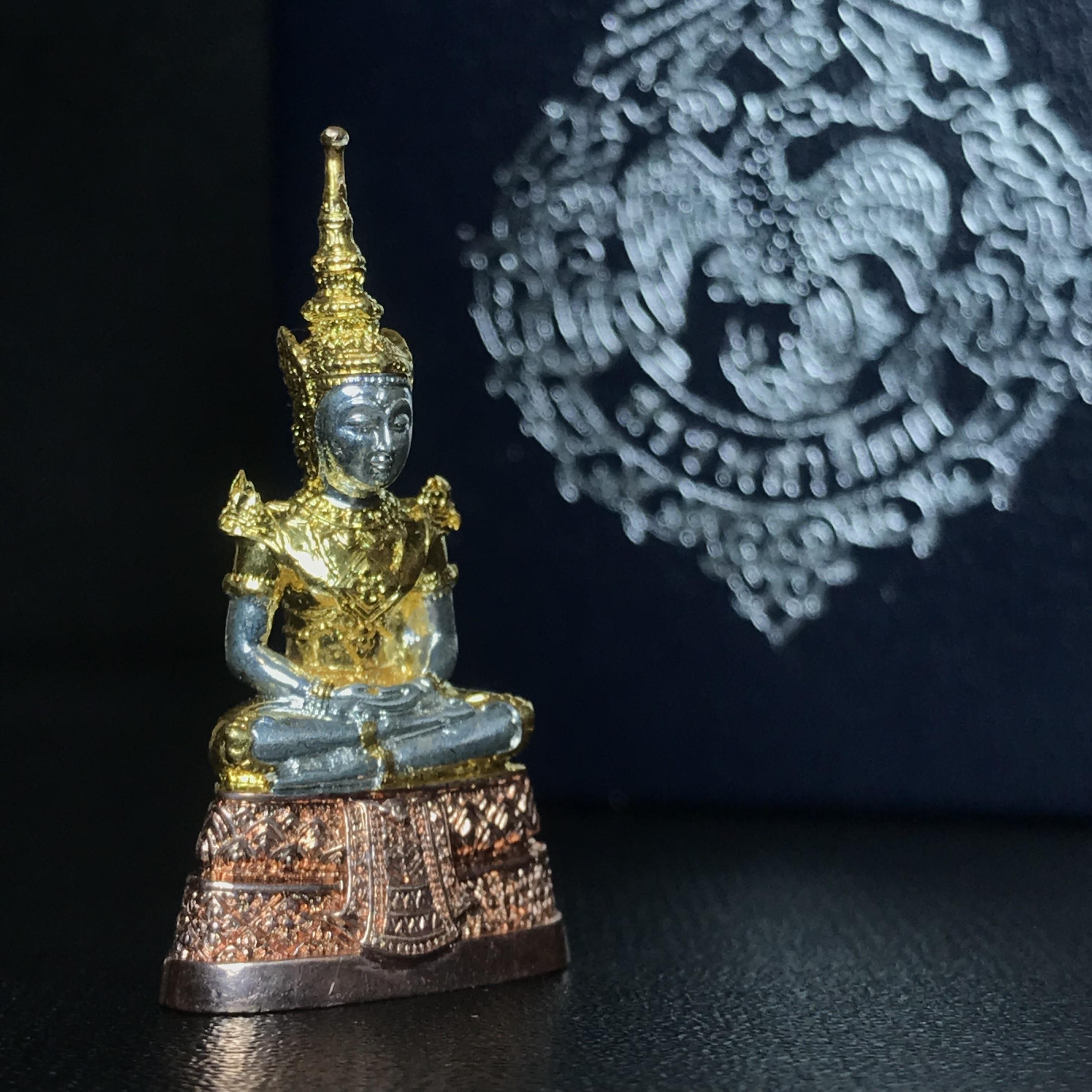 พระแก้วมรกต กรมสรรพสามิตจัดสร้างขึ้นเนื่องในโอกาสครบรอบ 64 ปีของกรมสรรพสามิต และเนื่องในวโรกาสที่พระบาทสมเด็จพระเจ้าอยู่หัวทรงครองราชย์ครบ 50 ปีในปีกาญจนาภิเษก เมื่อ พ.ศ.2539 เนื้อเงินรมดำขัดเงา(ชุบสามกษัตริย์ใหม่)พร้อมกล่องบรรจุเดิม