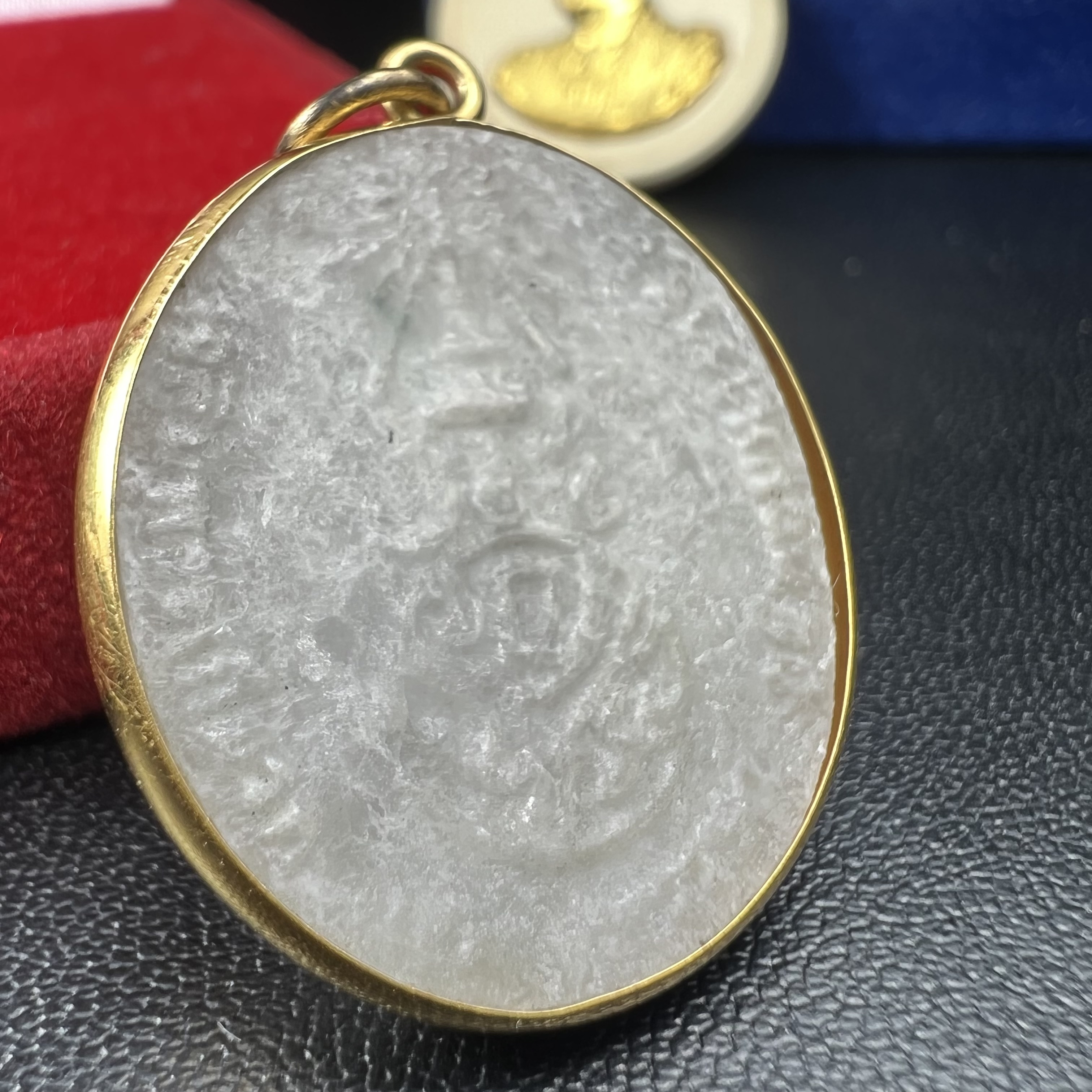 พระบรมฉายาลักษณ์ ร.9 เหรียญหยกรูปไข่เลี่ยมทองคำแท้(งานเลี่ยมเดิมจากผู้จัดสร้าง)+พระบรมฉายาลักษณ์ เหรียญคชสารหมื่นปี ร.9 หน้ากากทองคำ เฉลิมพระเกียรติ 72 พรรษา ภูมิพลมหาราช ปี 2542(1ชุด2องค์)(อีกหนึ่งวัตถุมงคลที่ระลึกของพระองค์ท่านที่พบเจอหายากมากในปัจุบัน)