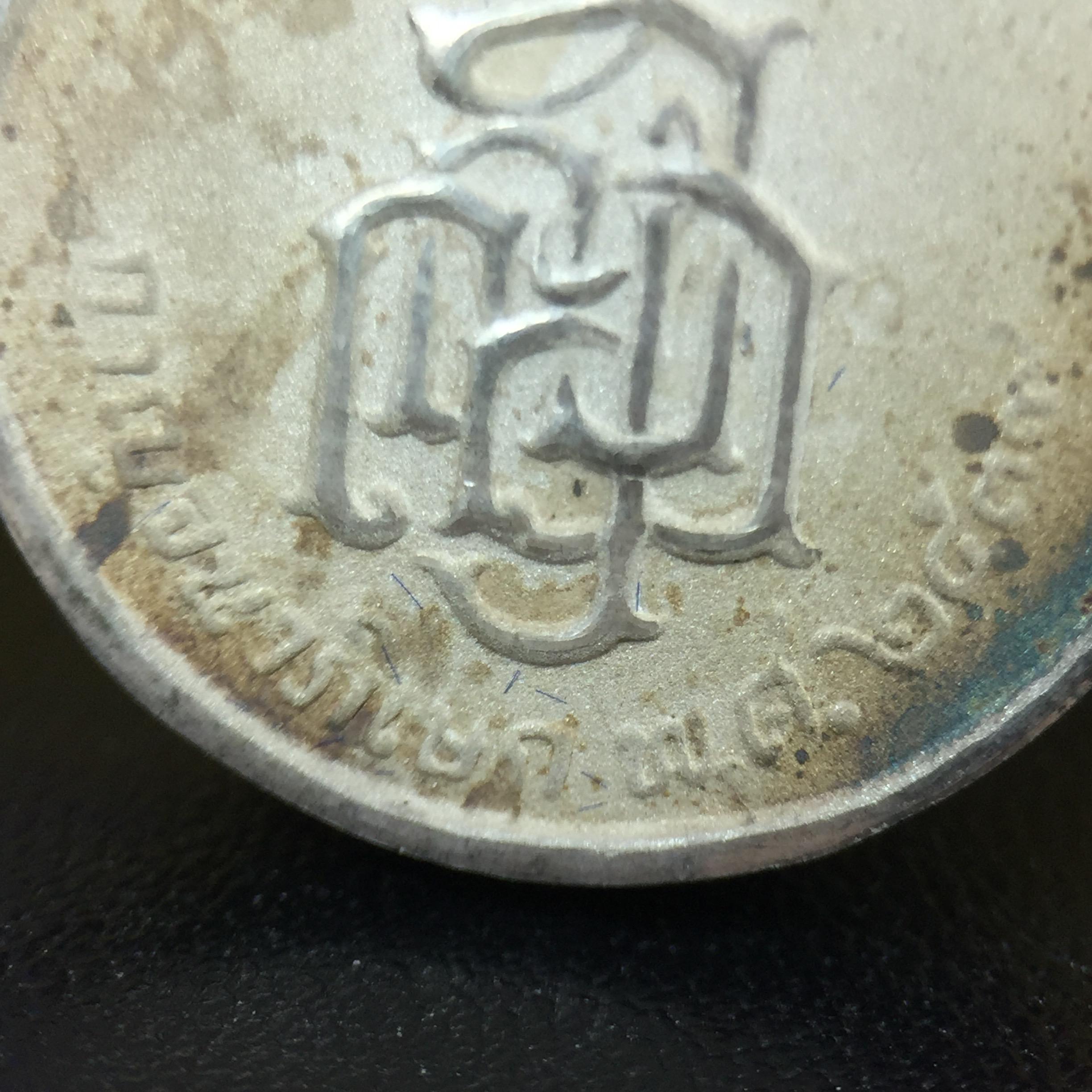 เหรียญพระพิฆเนศวร ญสส. ชุดกาญจนาภิเษกครองราชย์ 50 ปี พุทธศักราช 2538 พิมพ์ใหญ่(2.9 ซม.) เนื้อเงินผิวเดิมกลับดำขึ้นสีรุ้งเข้มขลังงดงามธรรมชาติสร้างสรรค์ สภาพสวยเดิมพร้อมกล่องบรรจุเดิม ตอกโค๊ดหมายเลขกำกับ(1ใน 5539องค์)