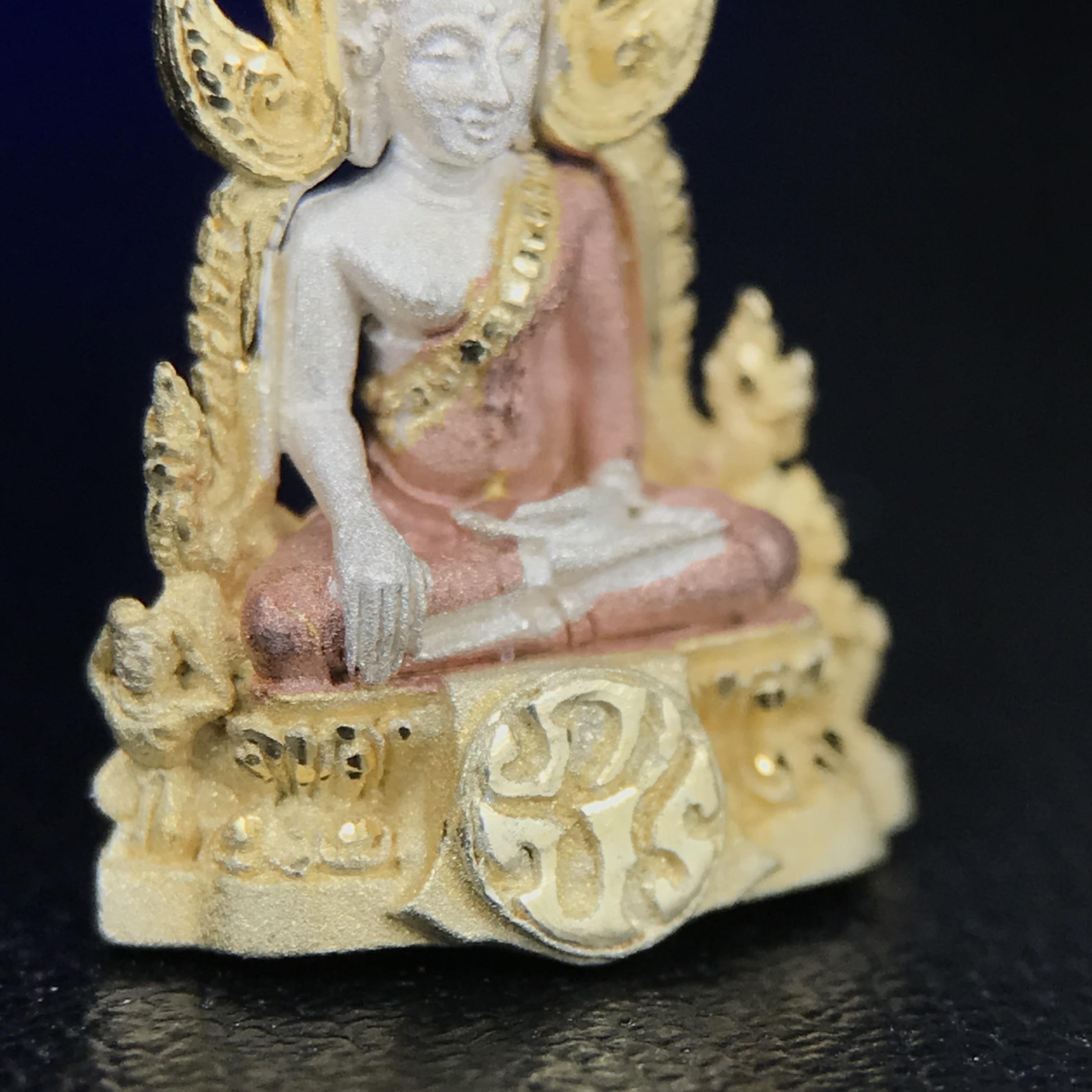 พระพุทธชินราช ภปร. โครงการ เพราะแผ่นดินนี้คือแผ่นดินเกิด เนื้อเงินชุบสามกษัตริย์ ปี2551 ขนาดหน้าตัก1/4นิ้ว(ขนาด1.1x1.6 ซม.) (สวยงามทรงคุณค่า อีกหนึ่งรุ่นยอดนิยมหายาก) (สภาพคัดสวย กล่องบรรจุเดิมครบ)