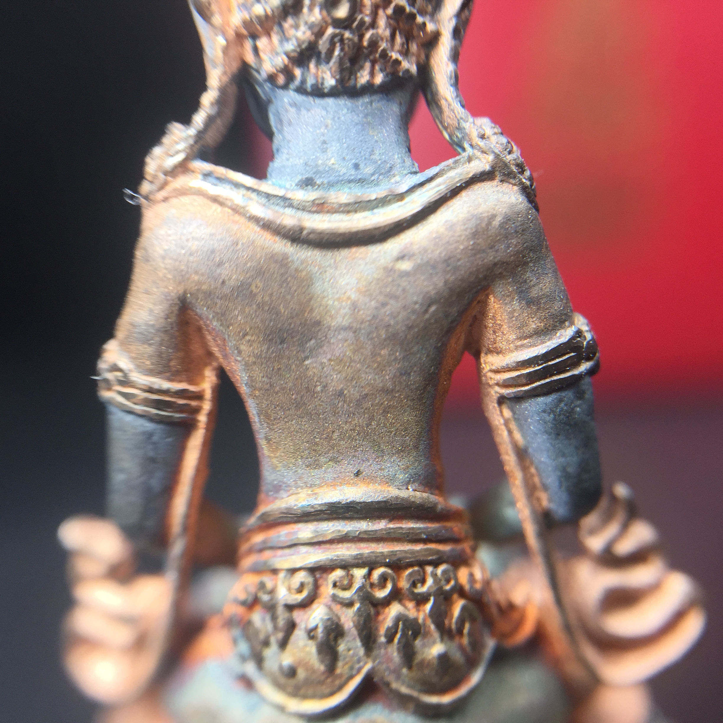 พระกริ่งอวโลกิเตศวร ( เจ้าแม่กวนอิม ) วัดโพธิ์แมนคุณาราม เนื้อเงิน 3 กษัตริย์ พ่นทราย(ผิวเดิม ขึ้นสีรุ้งธรรมชาติ แบบนิยม เสน่ห์ของพระเนื้อเงิน) รุ่นอุดมโภคทรัพย์ พ.ศ.2539(อีกหนึ่งรุ่นยอดนิยม พุทธศิลป์สวยงดงาม)