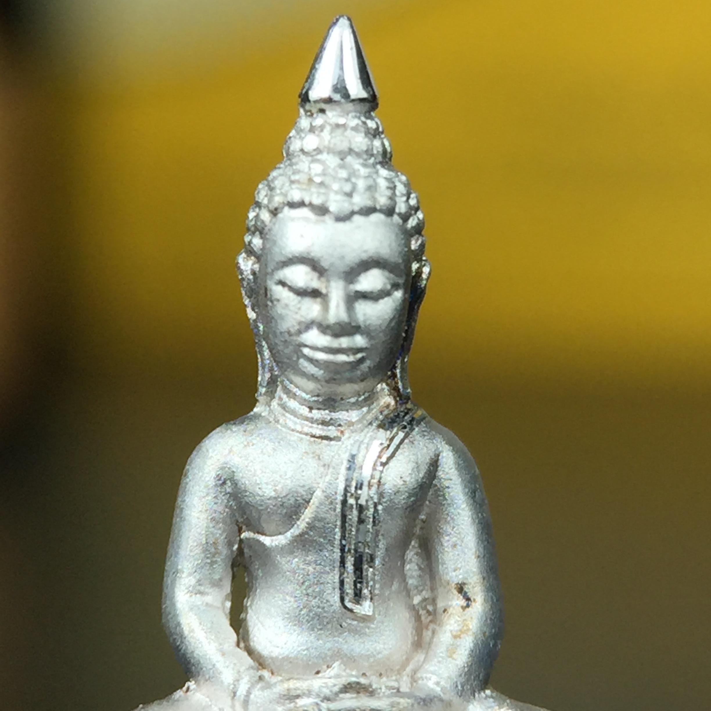 พระพุทธโสธร คุ้มเกล้าฯ ภปร.(ใต้ร่มพระบารมี คุ้มเกล้า) 60ปี รพ.ภูมิพลฯ พ.ศ.2552 เนื้อเงิน ชุบทองคำขาว(ลอยองค์พิมพ์ เล็ก ขนาด 11.5*10.5 มม.) 1 ใน 20000 องค์