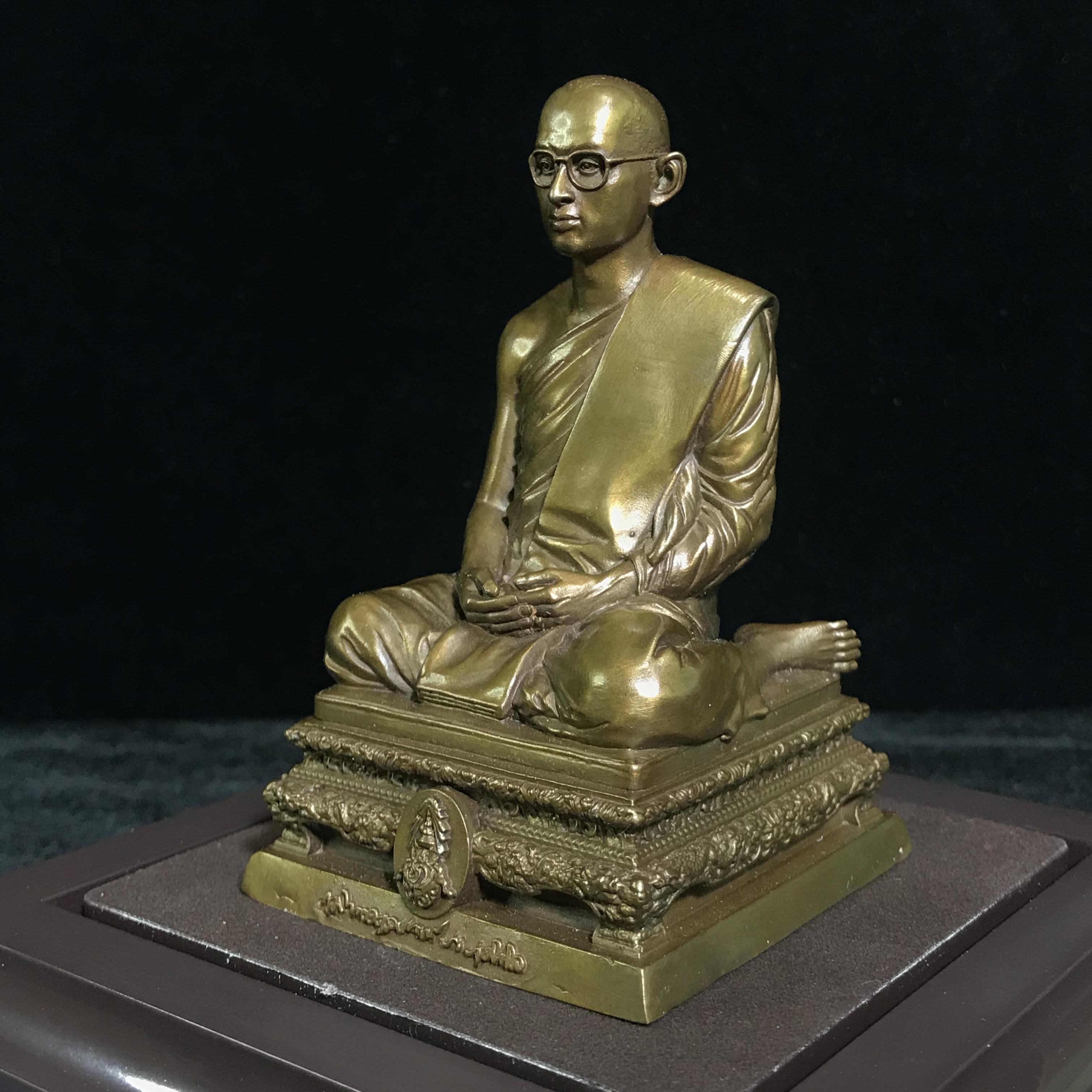 พระบรมรูปพระบาทสมเด็จพระเจ้าอยู่หัวรัชกาลที่9 ทรงผนวช(หน้าตัก2นิ้ว) เนื่องในโอกาสมหามงคลเฉลิมพระชนมพรรษา 7 รอบ 84 พรรษา 5 ธันวาคม 2554 (ใต้ฐานบรรจุผงจิตรลดามหามงคล และเส้นพระเจ้า ร.9)(คัดสภาพสวย แบบนิยม พร้อมครอบเดิม)(หายาก)