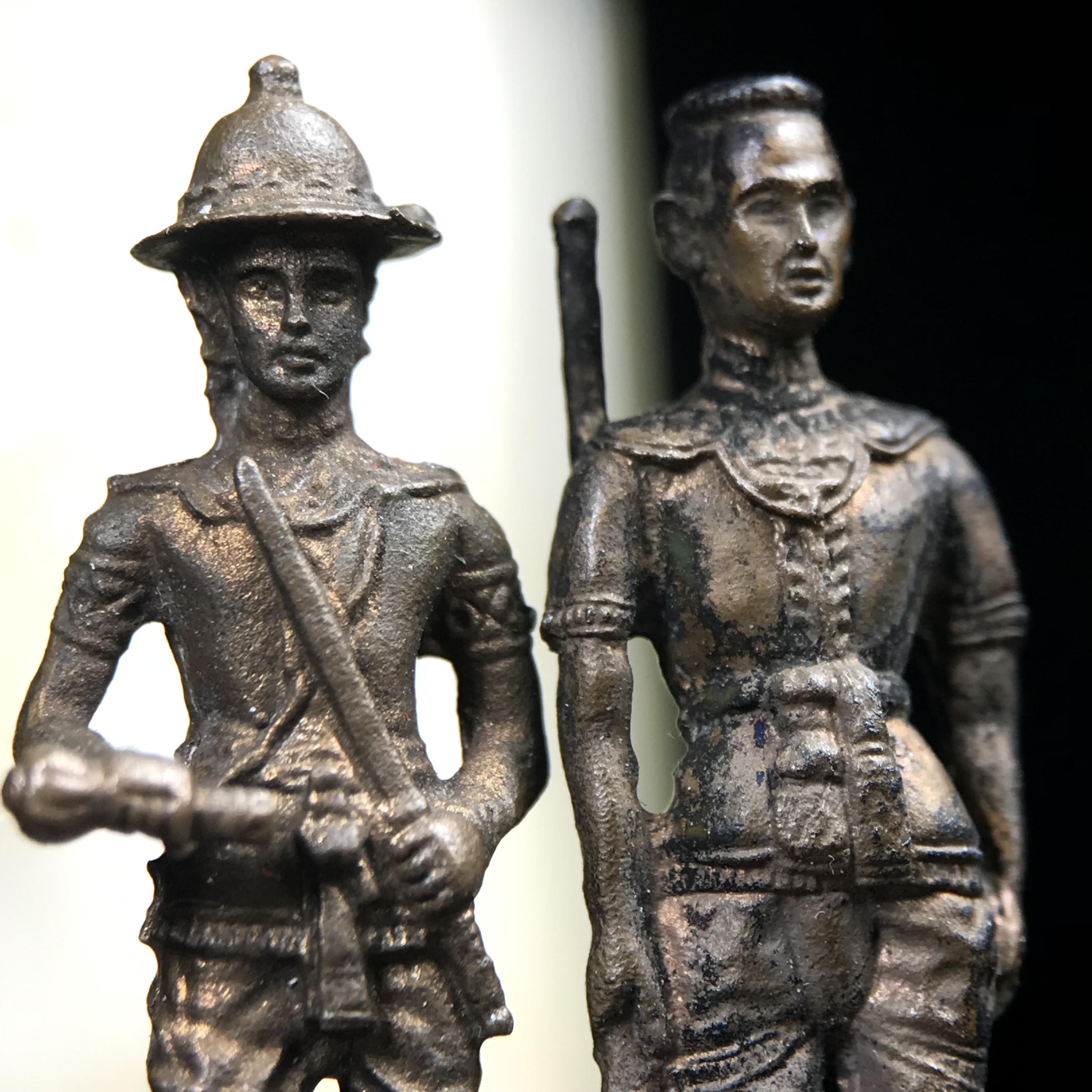 พระกริ่งสมเด็จพระนเรศวร-พระกริ่งสมเด็จพระเอกาทศรถ กองทัพภาคที่3จัดสร้าง ปี2517 เนื้อนวโลหะครบชุด 2องค์กล่องบรรจุเดิมครบสมบูรณ์(หายาก)(1ใน 300ชุด)(ในหลวง ร.9 เสด็จในพิธี)ปลุกเสกโดยพระคณาจารย์ชื่อดังในยุคนั้น7วัน7คืน(หลวงปู่โต๊ะ วัดประดู่ฉิมพลี ร่วมปลุกเสก)