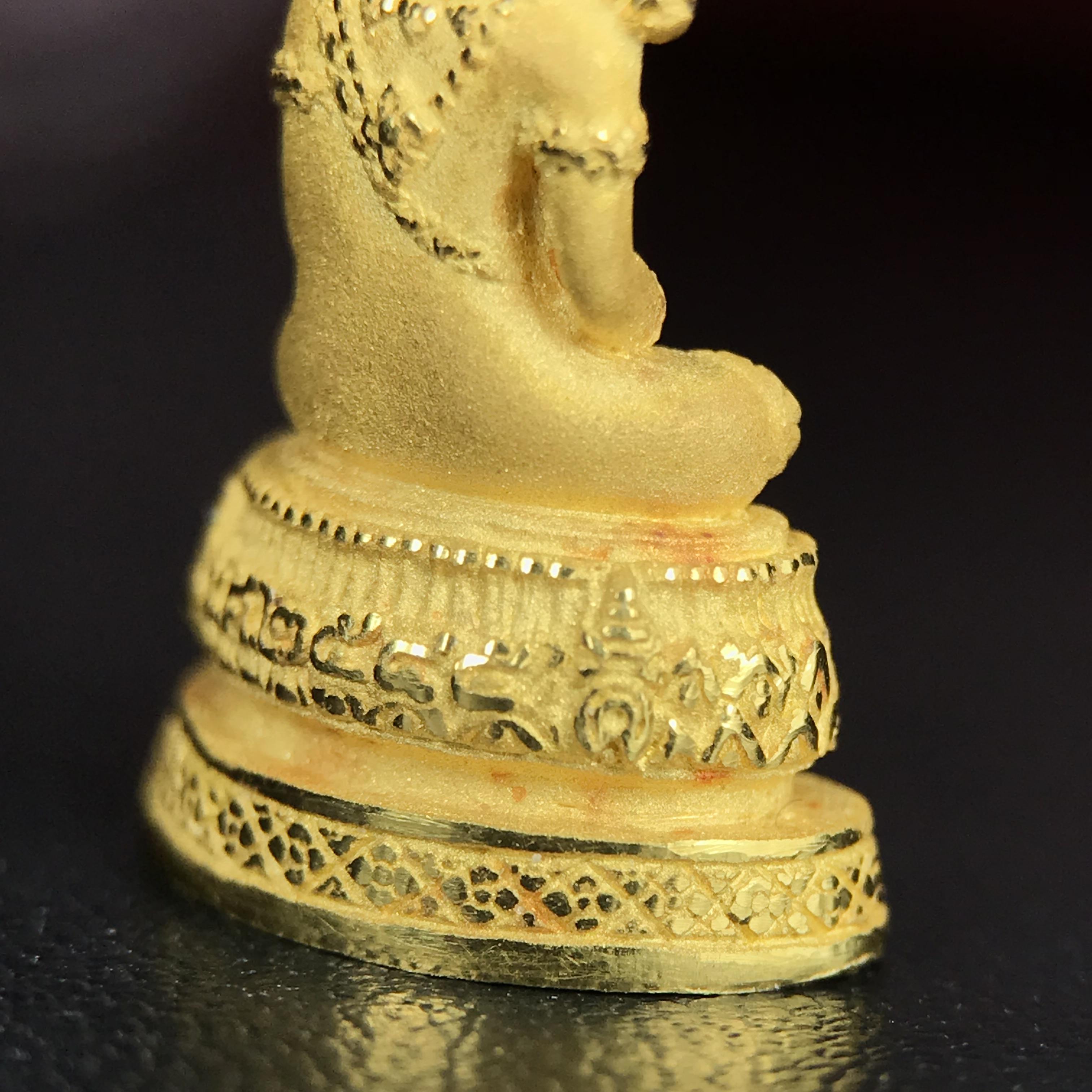 พระแก้วมรกต ภปร.(รุ่นแรก) ปี2545 จัดสร้างในมหาวโรกาส พระบาทสมเด็จพระเจ้าอยู่หัวรัชกาลที่ 9 ครบรอบ 75 พรรษา และฉลองกรุงรัตนโกสินทร์ครบ 220 ปี พิมพ์ลอยองค์เล็ก เนื้อทองคำบริสุทธิ์ 96.5%(6.5กรัม) ขนาด 10*19 มม. พร้อมกล่องเดิมสวยครบสมบูรณ์(1ใน2000องค์)หายาก