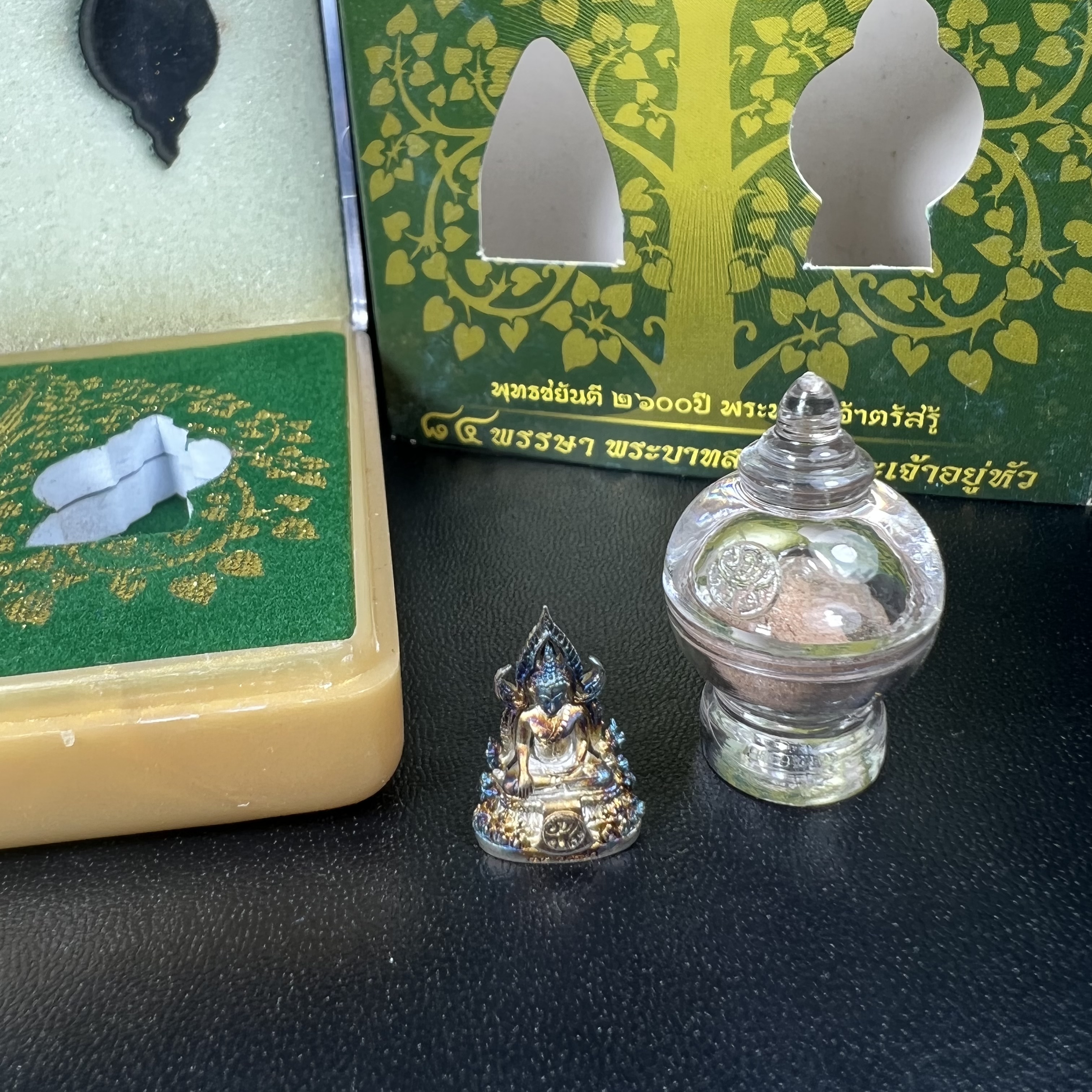 พระพุทธชินราช(จำลอง) ภปร. 84 พรรษา เนื้อเงินชุบทองคำขาว พิมพ์เล็กขนาดหน้าตัก 1/4 นิ้ว (สภาพผิวเดิมสวย ขึ้นสีรุ้งธรรมชาติ แบบนิยม)(พระราชทานมวลสาร จิตรลดาและเส้นพระเจ้า(เส้นผม))