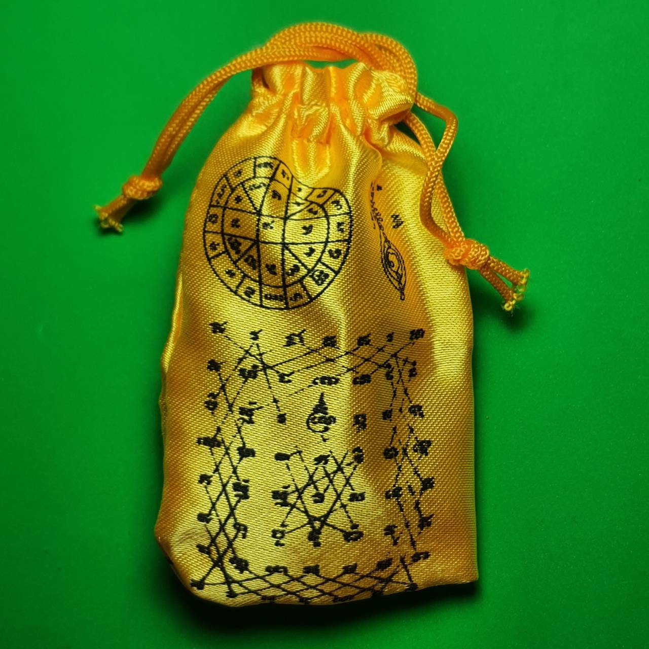 ของป้องกัน ถุงยันต์กันภัย108 ในถุงมี ท้าวเวสสุวรรณ ตะกรุดว่านกันภัย108 เบี้ยแก้บรรจุปรอท ป้องกันสิ่งที่มองไม่เห็น