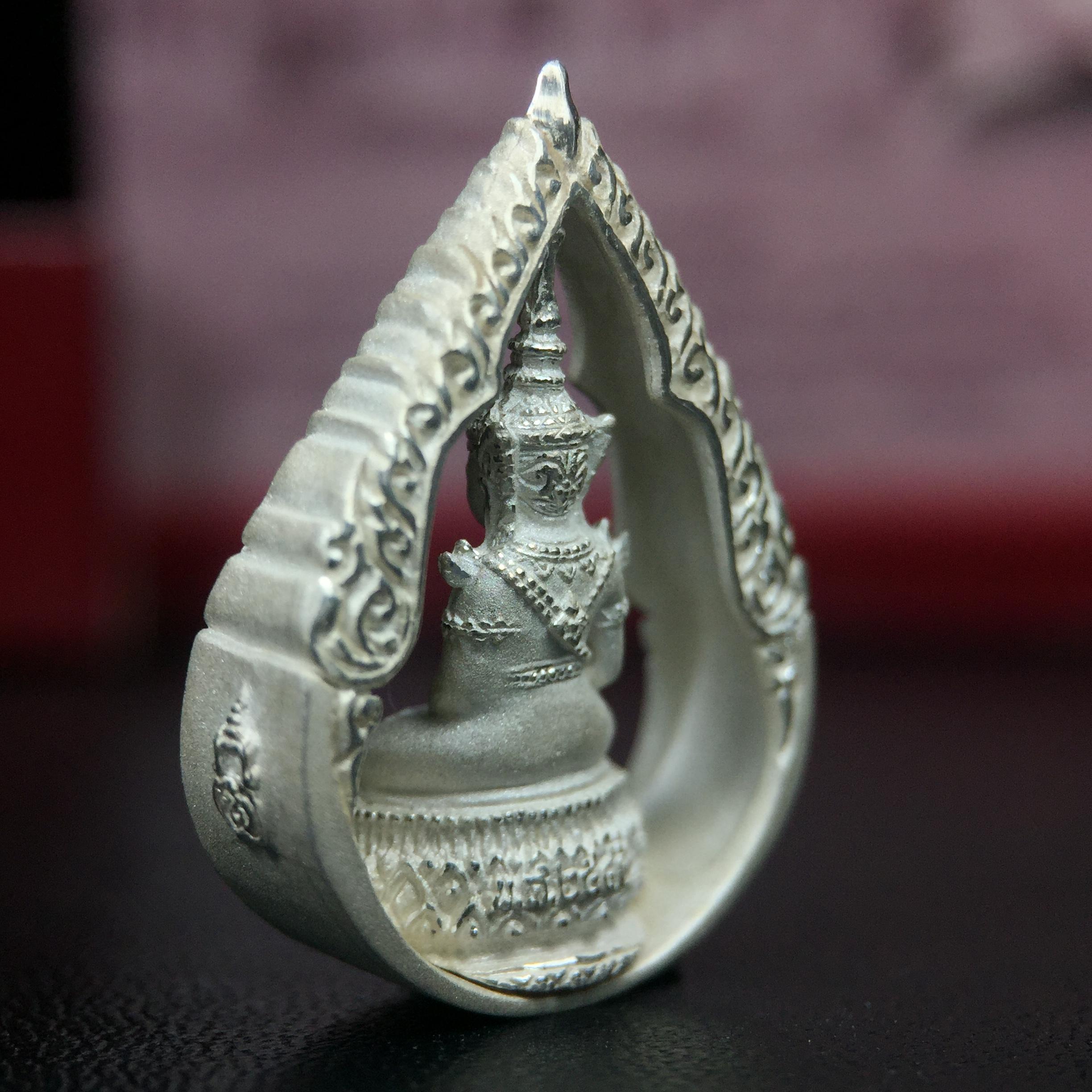 พระแก้วมรกต ภปร.(รุ่นแรก) ปี2545 รุ่นฉลองกรุงรัตนโกสินทร์ครบ 220 ปี พิมพ์ลอยองค์ทรงหยดน้ำ เนื้อเงินบริสุทธิ์ 92.5% ขนาด 18*27 มม. พร้อมกล่องบรรจุเดิม สวยครบสมบูรณ์(องค์หมายเลขสวย 1555)