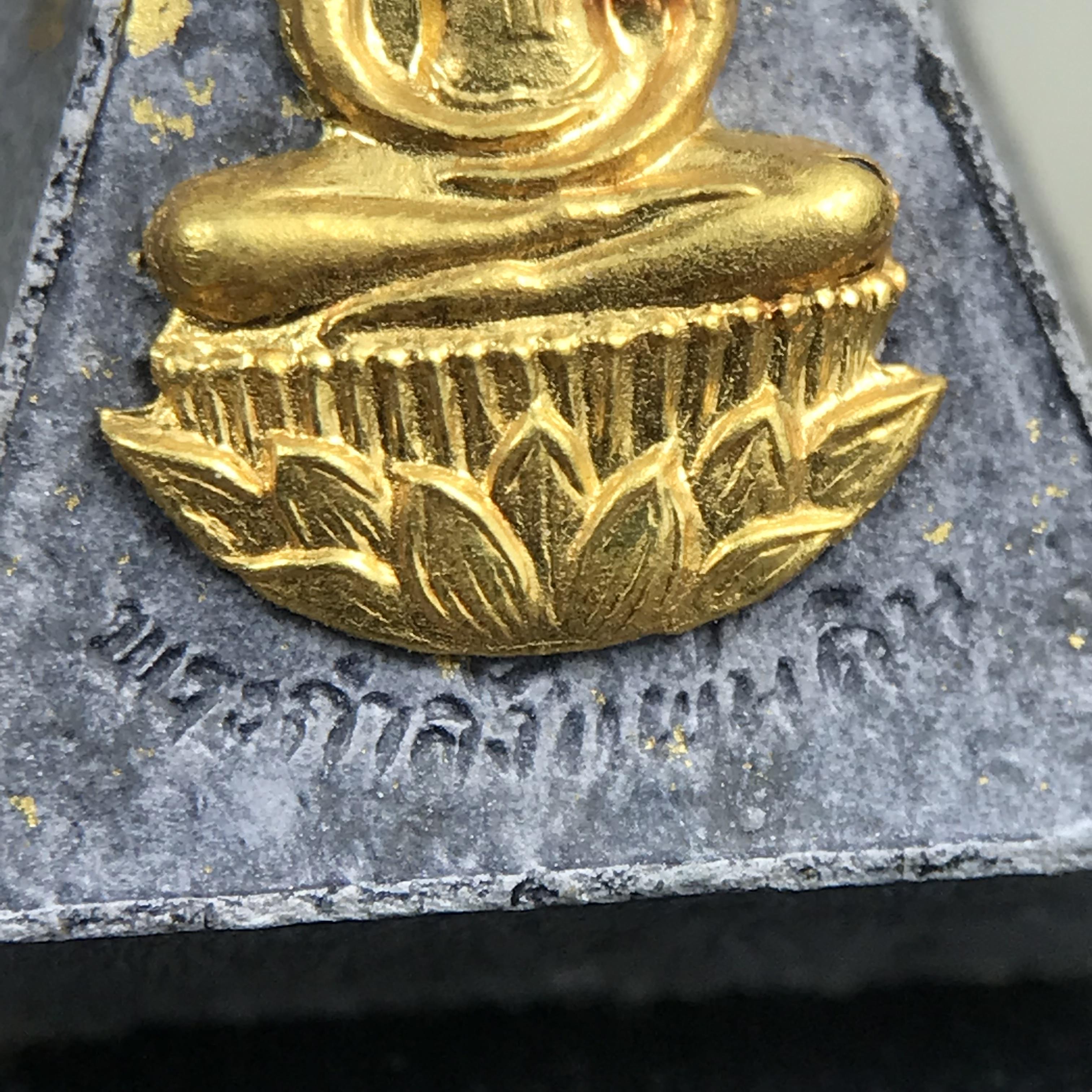 พระกำลังแผ่นดิน พระราชทาน วัดบวรนิเวศวิหาร ปี 2539 พิมพ์เล็กหน้ากากทองคำ (ในหลวง รัชกาลที่ 9 พระราชทานมวลสารจิตรลดา)นิยมหายาก