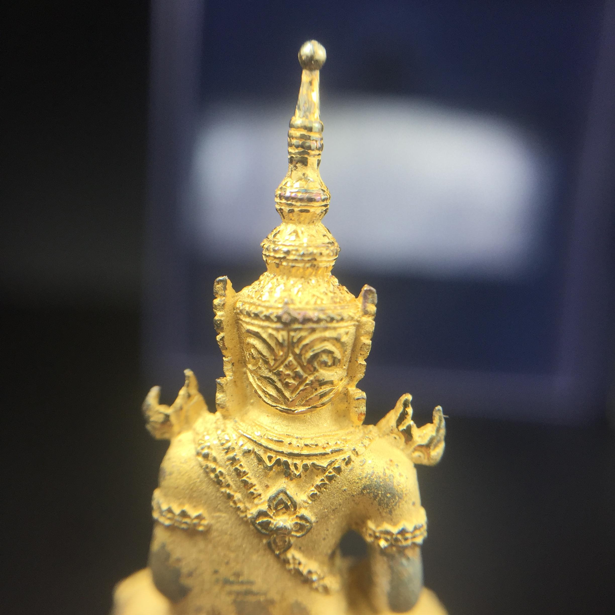 พระแก้วมรกต ภปร. ปี2547 จัดสร้างโดย รพ.ภูมิพลฯ เนื้อเงิน (3 กษัตริย์)ลอยองค์ หน้าตัก 1/2 นิ้ว (สภาพผิวเดิม ขึ้นสีรุ้งธรรมชาติ แบบนิยม) (1ใน3000องค์)