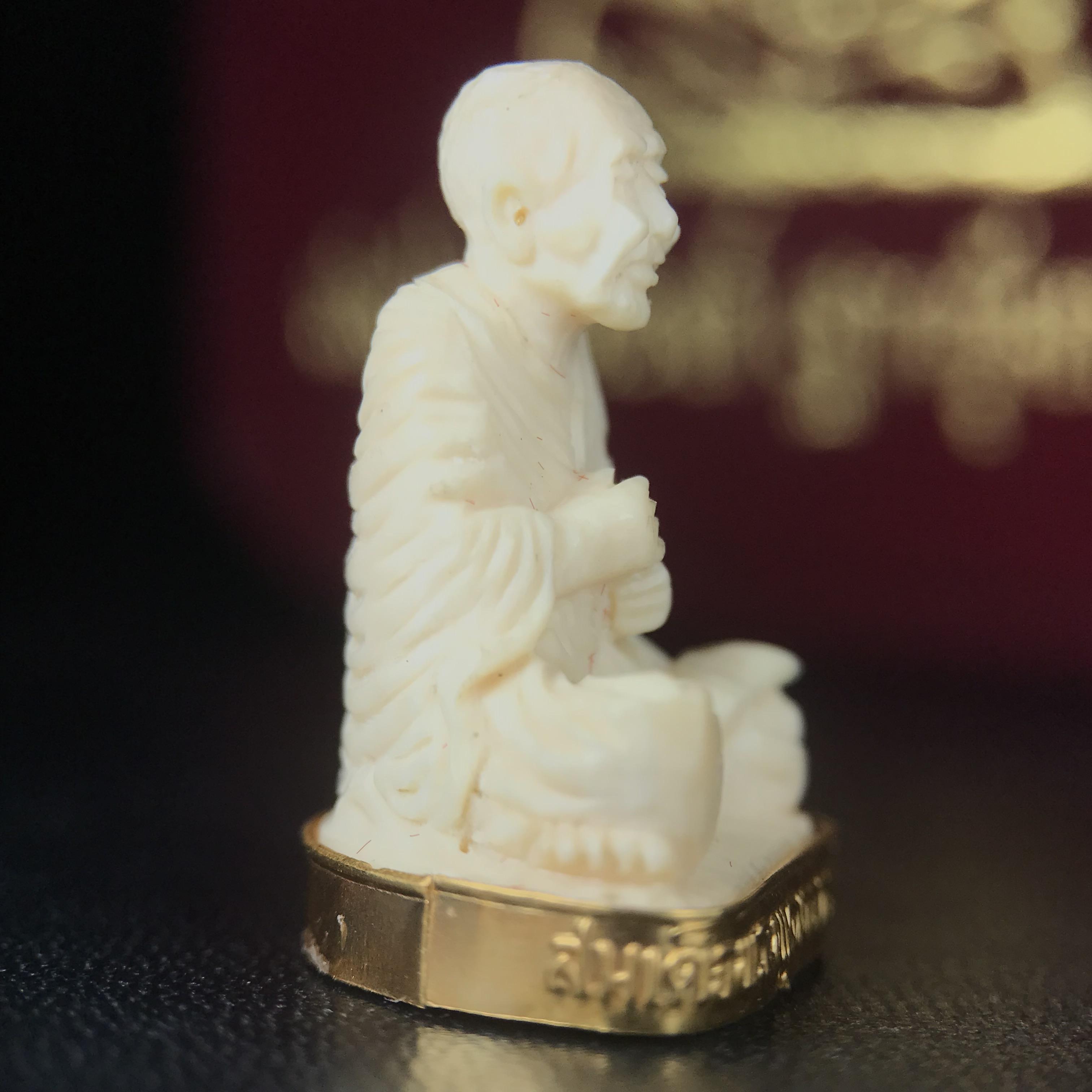 สมเด็จพระพุฒาจารย์ (โต พรหมรังสี) รุ่นคชสารหมื่นปี พ.ศ.2542 พิมพ์ลอยองค์(ฐานหุ้มทองคำ) ตอกโค๊ตและหมายเลข ๑๒๑๔ สภาพสวยสมบูรณ์กล่องบรรจุเดิมครบ (เลขสวยผลรวมได้แปด มีกินมีใช้ไม่มีหมด)(1ใน 9999 องค์)หายากพบเจอน้อยมาก