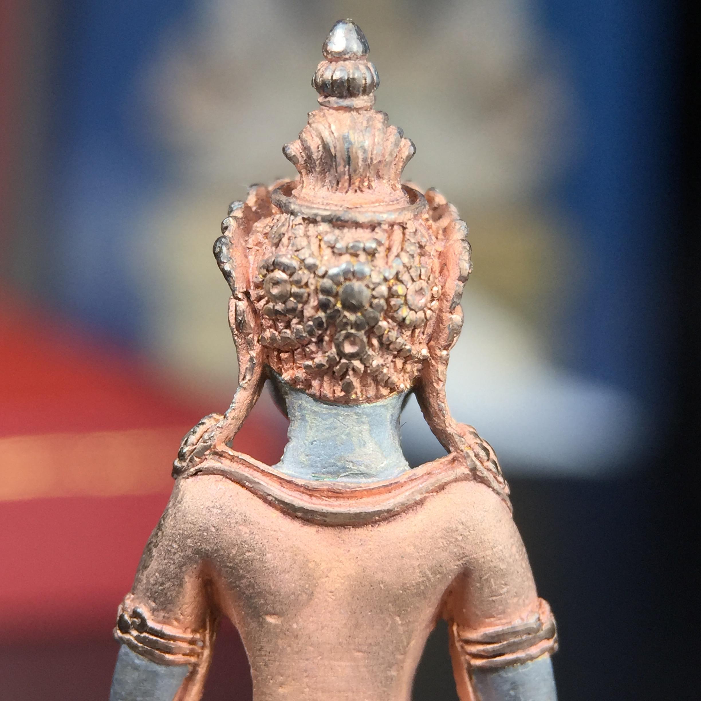 พระกริ่งอวโลกิเตศวร ( เจ้าแม่กวนอิม ) วัดโพธิ์แมนคุณาราม รุ่นอุดมโภคทรัพย์ พ.ศ.2539 เนื้อเงิน 3 กษัตริย์ พ่นทราย(ผิวเดิม ขึ้นสีรุ้งธรรมชาติ แบบนิยม เสน่ห์ของพระเนื้อเงิน) (พร้อมกล่องบรรจุการ์ดใบรับรองเดิมครบ) (อีกหนึ่งรุ่นยอดนิยม พุทธศิลป์สวยงดงาม)