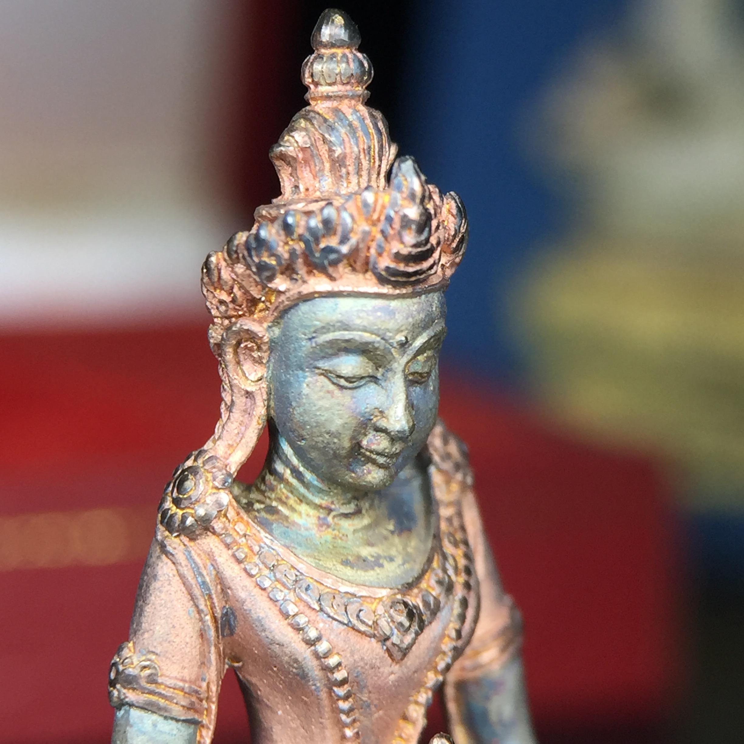 พระกริ่งอวโลกิเตศวร ( เจ้าแม่กวนอิม ) วัดโพธิ์แมนคุณาราม รุ่นอุดมโภคทรัพย์ พ.ศ.2539 เนื้อเงิน 3 กษัตริย์ พ่นทราย(ผิวเดิม ขึ้นสีรุ้งธรรมชาติ แบบนิยม เสน่ห์ของพระเนื้อเงิน) (พร้อมกล่องบรรจุการ์ดใบรับรองเดิมครบ) (อีกหนึ่งรุ่นยอดนิยม พุทธศิลป์สวยงดงาม)