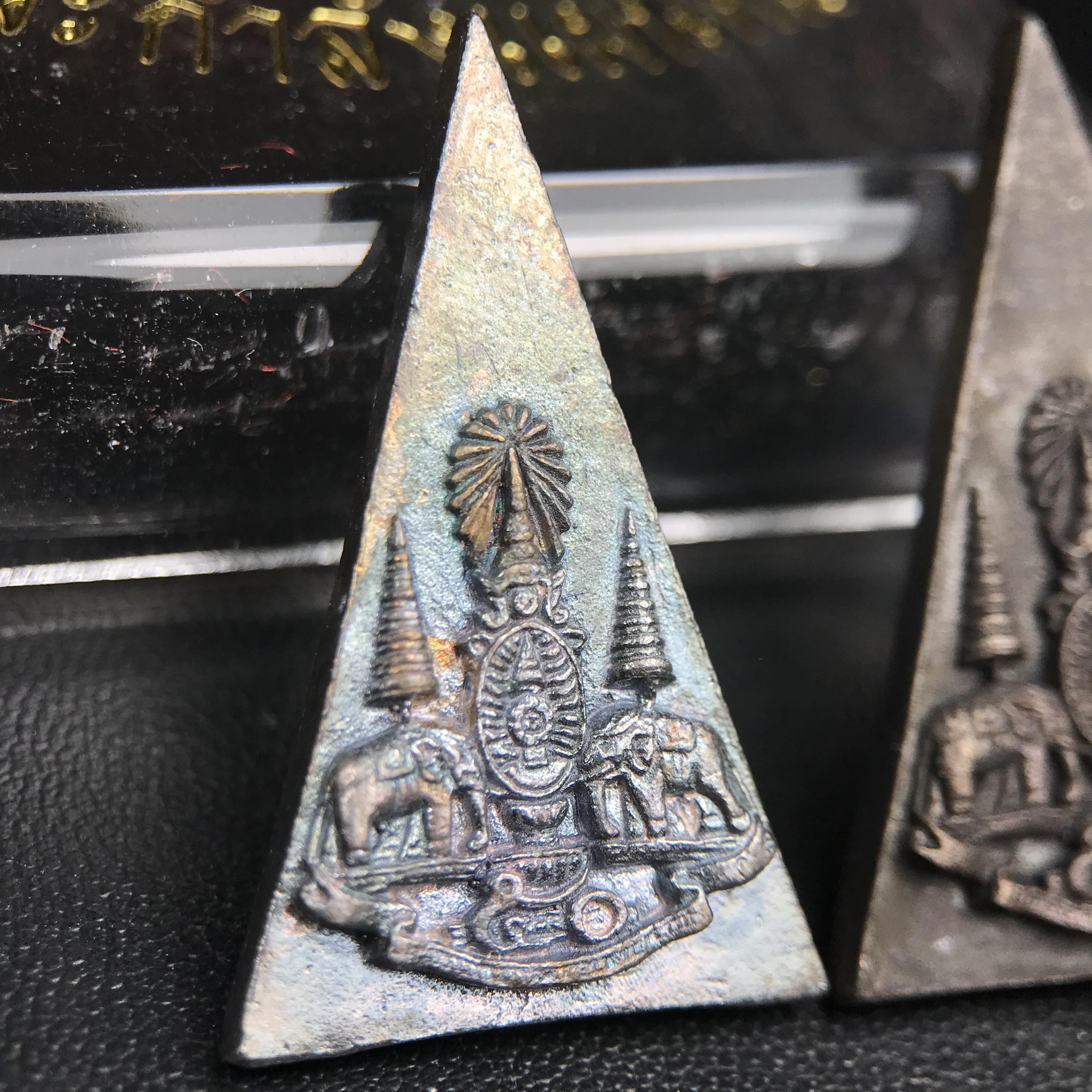 พระกำลังแผ่นดิน (สมเด็จจิตรลดา2) จัดสร้างเฉลิมพระเกียรติ ร.9 ครองราชย์ 50 ปี 2539 เนื้อเงิน(ผิวเดิมกลับดำ รุ้งๆสวย)+เนื้อนวโลหะ(สร้างน้อยหายาก)พร้อมกล่องบรรจุเดิมครบสมบูรณ์(1ใน2539องค์)