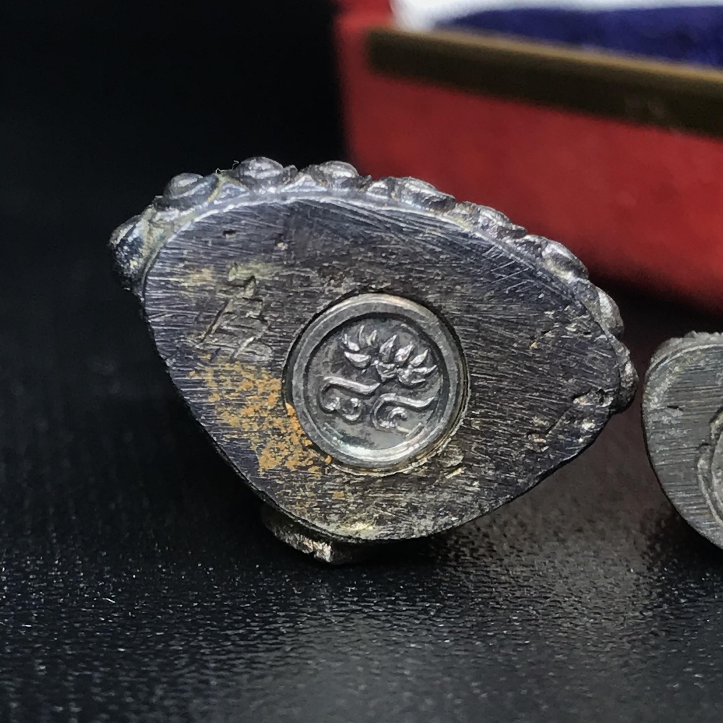 พระกริ่งฉลองพระชนมายุครบ 7 รอบ 84 พรรษา สมเด็จพระสังฆราช(วาสน์) วัดราชบพิธ พ.ศ.2525 เนื้อเงิน สภาพสวยมาก ในกล่องชุดพิเศษกรรมการ พร้อมพระชัยวัฒน์ เนื้อนวโลหะ ครบชุดสมบูรณ์(หายาก)