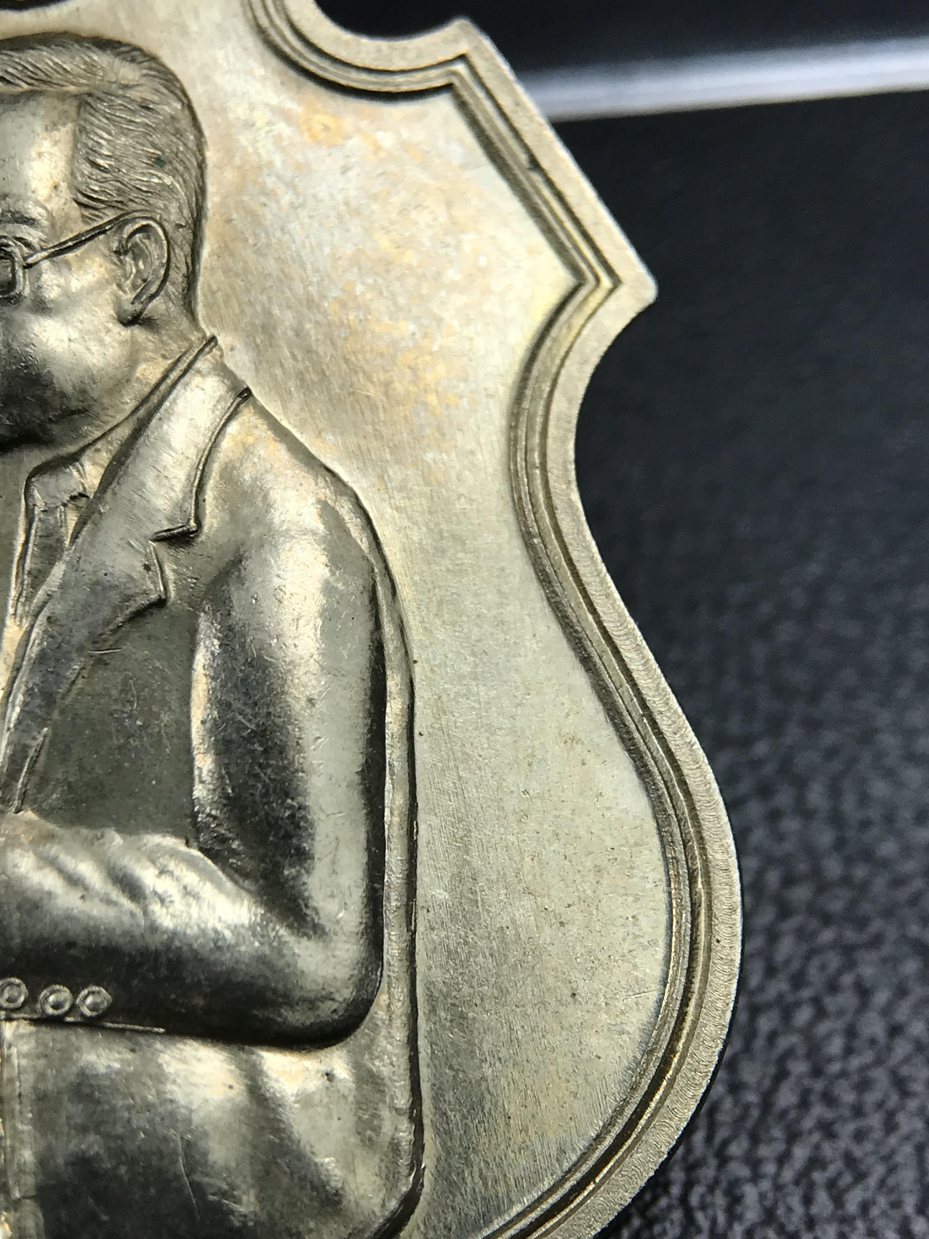 เหรียญครอบครูช่างหลวง(ในหลวงทรงดนตรี) เนื้ออัลปาก้า ปี 2550(หายาก)สุดยอดแห่งความหายากมีหมุนเวียนให้เห็นน้อยมากเป็นอีกหนึ่งรุ่นยอดนิยมของเสด็จพ่อร.9เหรียญนี้สวยมากผิวน้ำทองทั่วทั้งเหรียญ