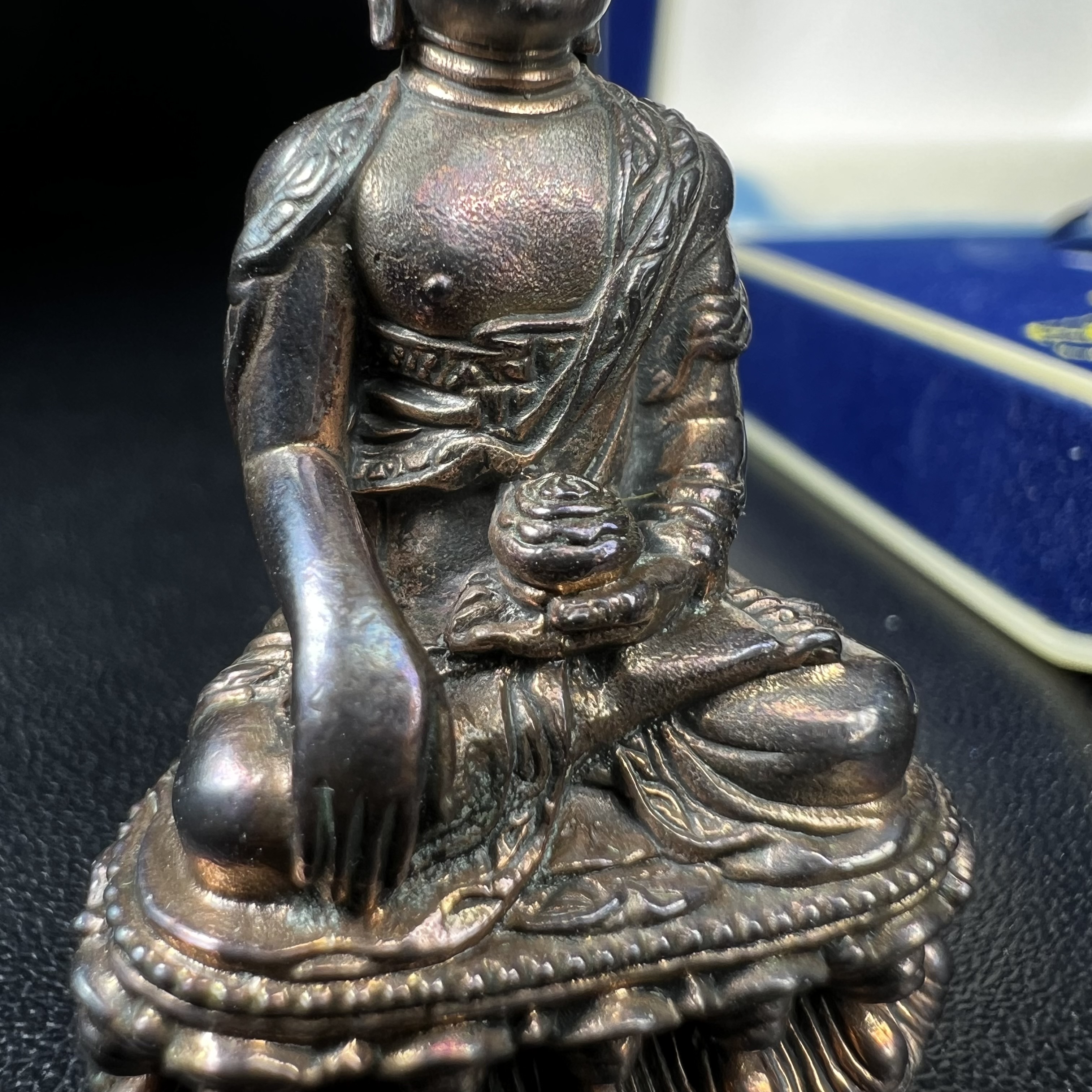 พระกริ่งคชวัตร รุ่นแรก วัดบวรนิเวศวิหาร ปี 2546 เนื้อนวโลหะเต็มสูตรแก่ทองคำ ฉลองพระชนมายุ 90พรรษา สมเด็จพระสังฆราชเจ้า กรมหลวงวชิรญาณสังวร (เจริญ สุวฑฺฒโน) พุทธศิลป์ที่เป็นเอกลักษณ์ ทุกองค์บรรจุเส้นพระเกศาของสมเด็จพระญาณสังวร ยอดนิยม หายาก 1 ใน 3999 องค์