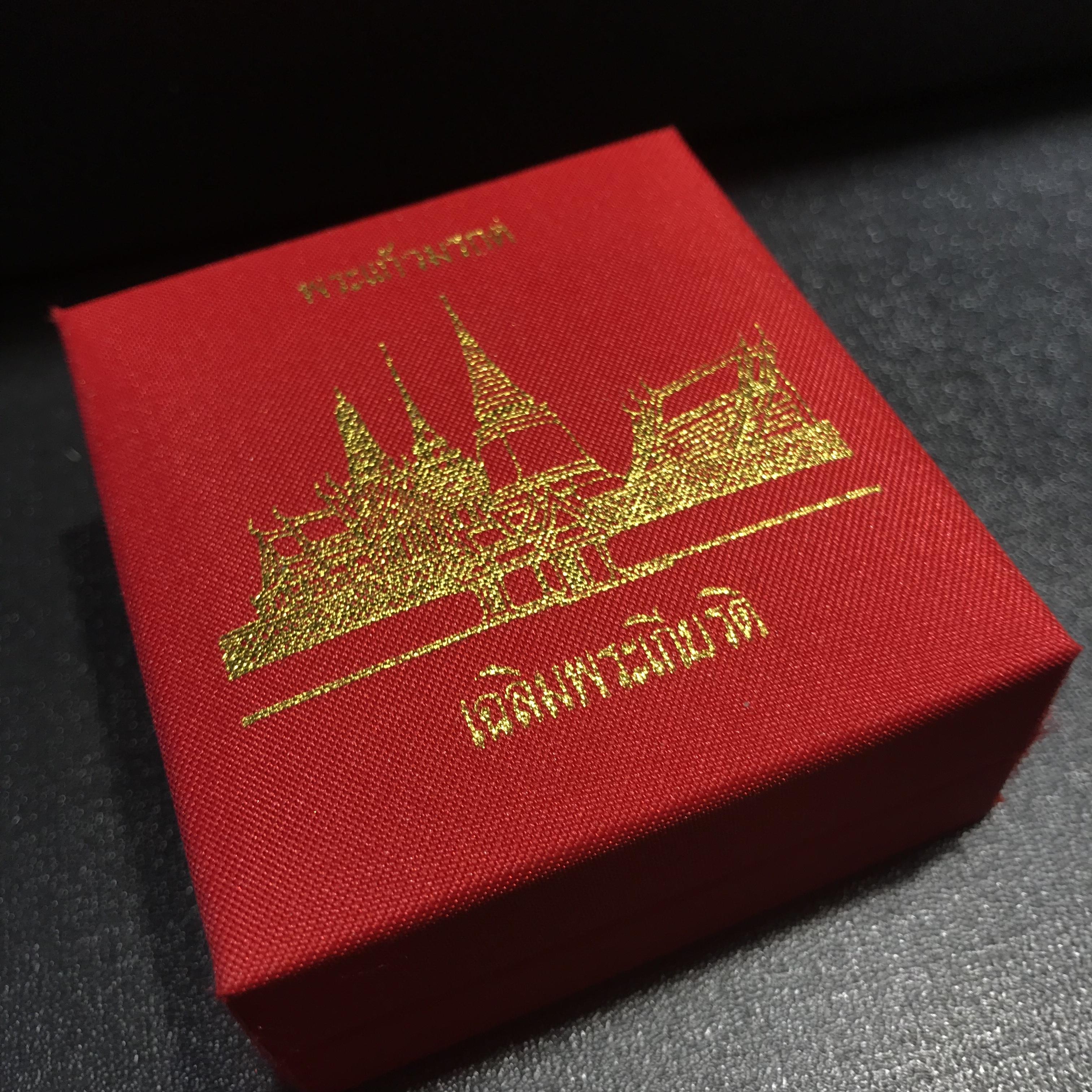 พระพุทธมหามณีรัตนปฎิมากร(พระแก้วมรกต)รุ่น เฉลิมพระเกียรติ วัดพระศรีรัตนศาสดารามราม(วัดพระแก้ว) ปี2543 เนื้อเงินสามกษัตริย์พิมพ์ซุ้มกนกใหญ่ สภาพสวยซีนเดิมกล่องครบ