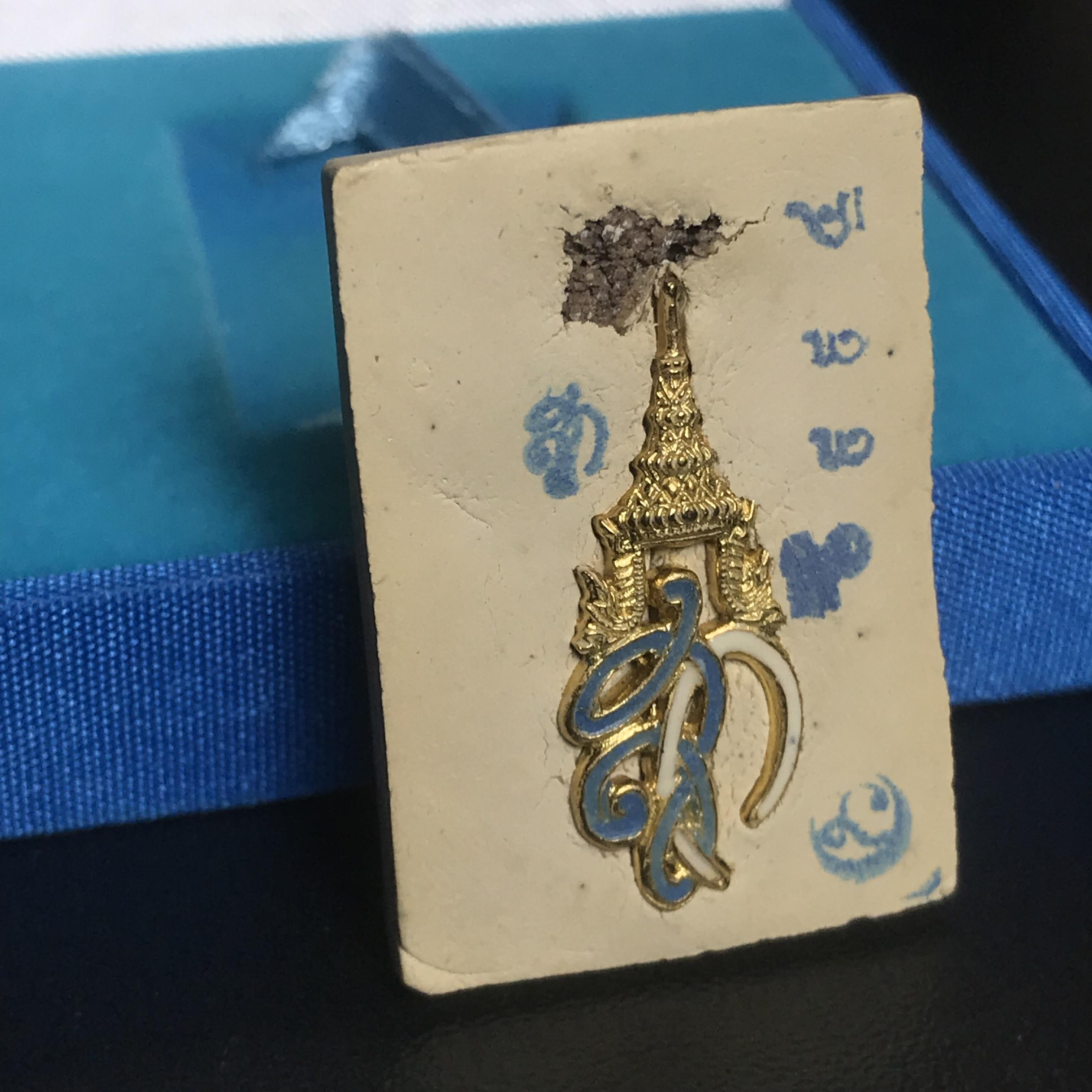 หลวงพ่อทวด รุ่น สก. วัดห้วยมงคล พิมพ์สี่เหลี่ยมใหญ่ หลังฝังชิ้นเนื้อบางขุนพรม กรรมการสามโค๊ต(ตอกเลข) เนื้อขาวผสมผงเก่าบางขุนพรหม รุ่น2(1ใน 999องค์)