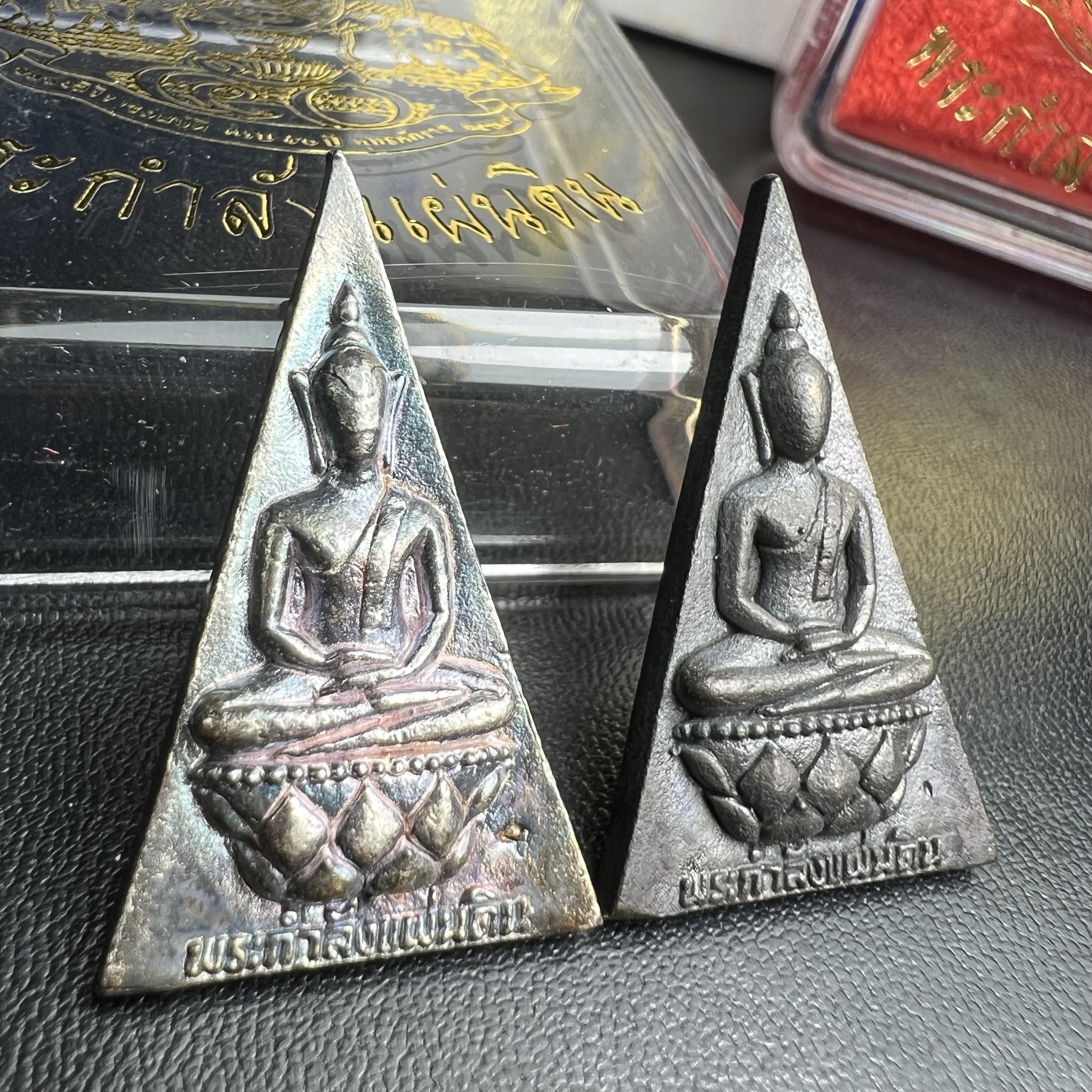 พระกำลังแผ่นดิน (สมเด็จจิตรลดา2) จัดสร้างเฉลิมพระเกียรติ ร.9 ครองราชย์ 50 ปี 2539 เนื้อเงิน(ผิวเดิมกลับดำ รุ้งๆสวย)+เนื้อนวโลหะ(สร้างน้อยหายาก)พร้อมกล่องบรรจุเดิมครบสมบูรณ์(1ใน2539องค์)