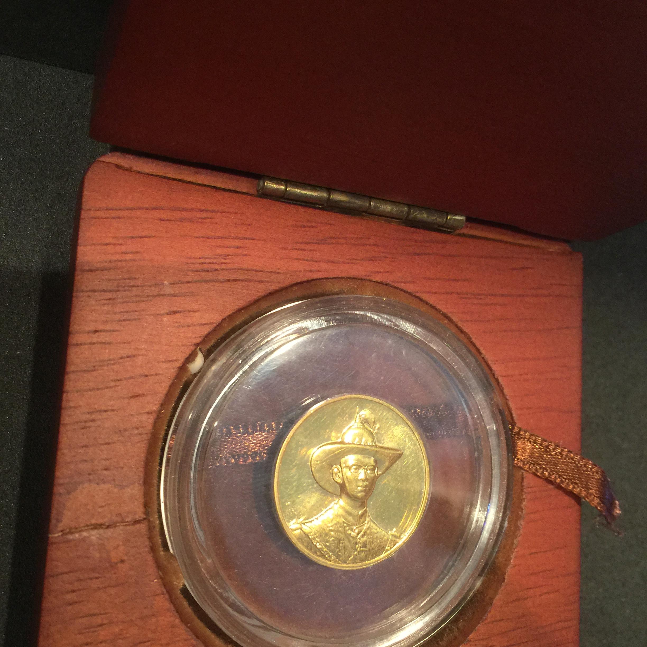 เหรียญ ร.9 มหามงคลเฉลิมพระชนมพรรษา 6 รอบ(ทองคำ)(หายาก)