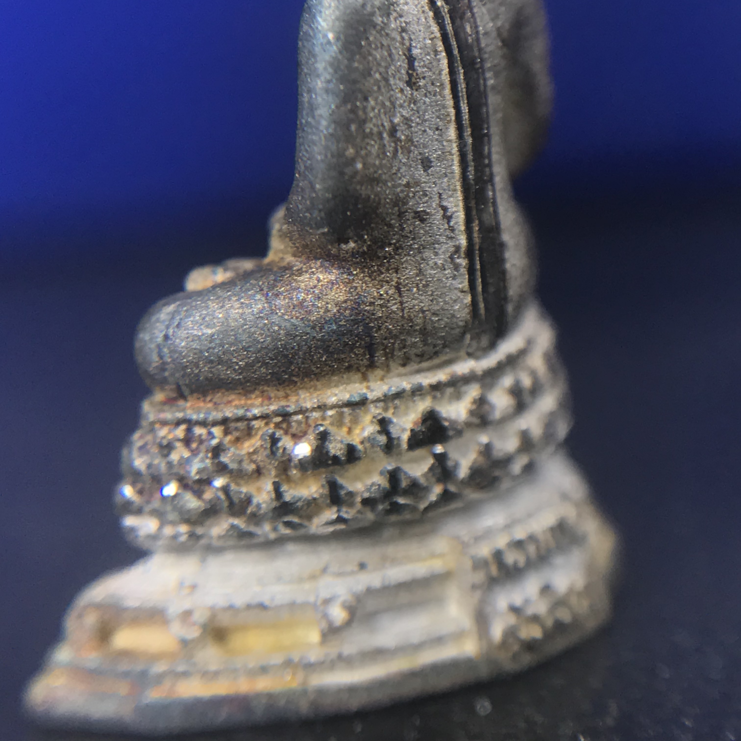 พระชัยวัฒน์พุทธสิหิงค์ ภปร. รุ่นสร้างหอพระธรรมศาสตร์ ปี2542 เนื้อเงิน(ผิวเดิม ขึ้นสีรุ้งธรรมชาติ แบบนิยม) มหาพิธี 3วาระอันยิ่งใหญ่