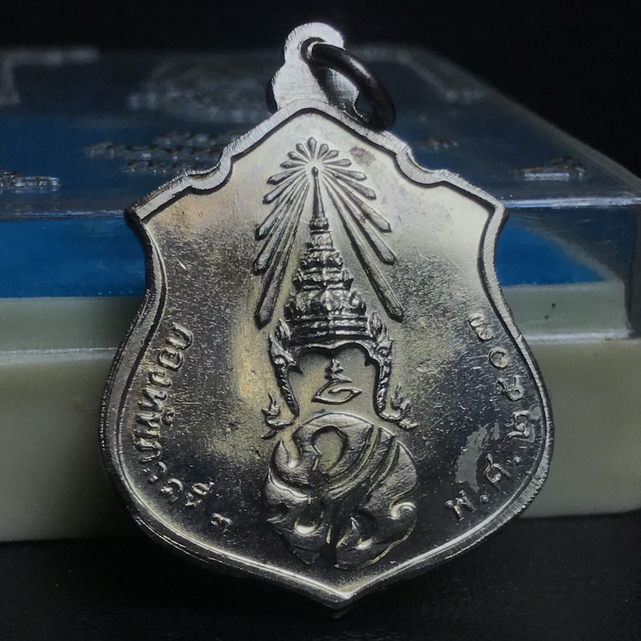 เหรียญพระพุทธชินราช ภปร. กองทัพภาคที่3จัดสร้าง ปี2517 เนื้อเงินกล่องเดิม(หายาก)(ในหลวง ร.9 เสด็จในพิธี)(1ใน2000เหรียญ)