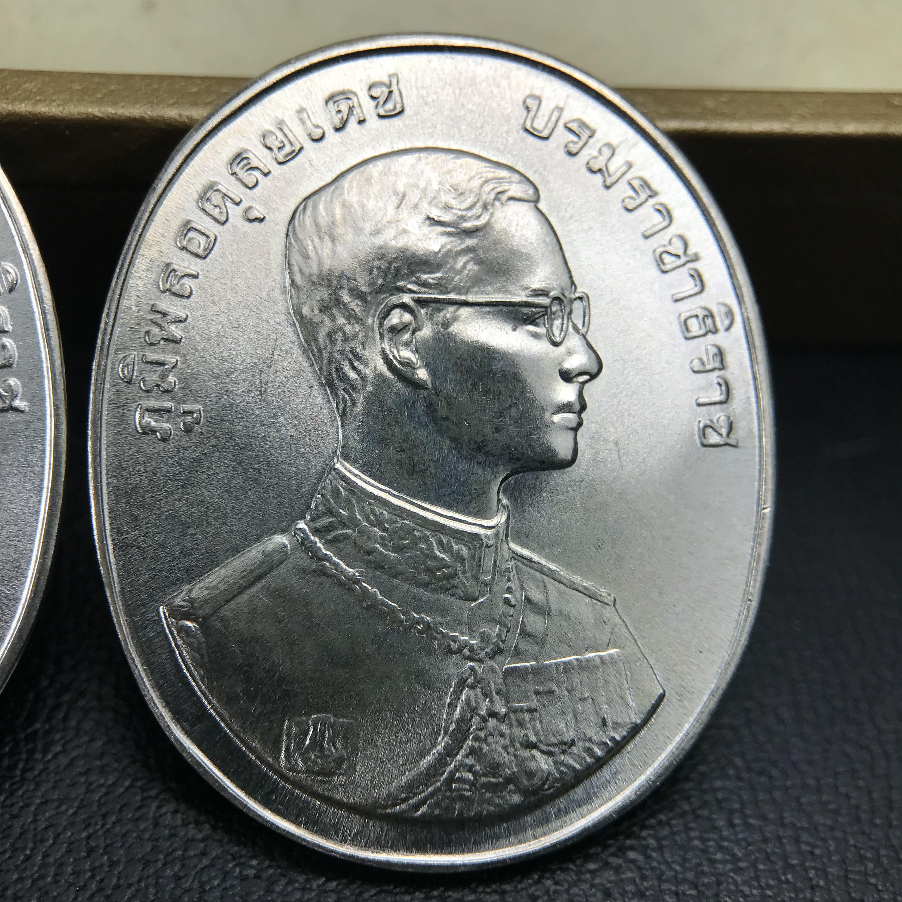 ชุดเหรียญพระพุทธปัญจภาคี ปี 2539 ครบชุด 5 เหรียญ พิมพ์ใหญ่ขนาดสูง 3 ซม. เนื้อเงิน โค๊ต ง.(เงิน) บล็อกกษาปณ์ พร้อมกล่องบรรจุซีนซองเดิมครบสภาพสวย เนื่องในมหามงคลวโรกาสที่ในหลวงรัชกาลที่ 9 ทรงครองสิริราชสมบัติครบ 50ปี พิธีใหญ่ ณ พระอุโบสถวัดพระแก้ว