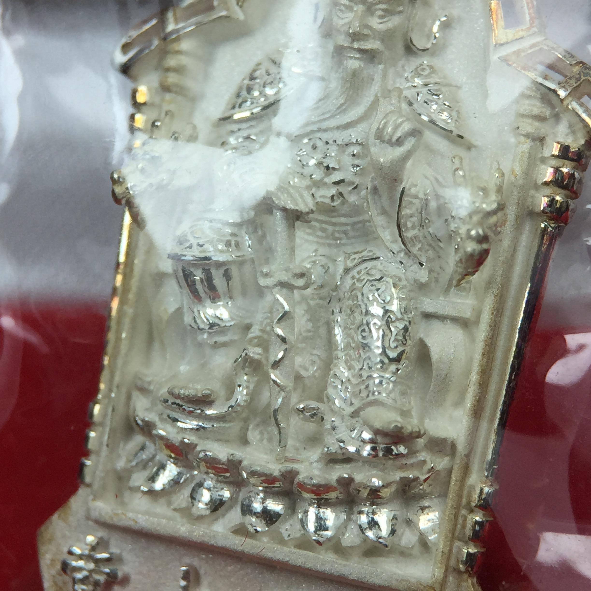 เหรียญรูปเหมือนเจ้าพ่อเสือ (ตั่วเหล่าเอี๊ย)รุ่นสองแผ่นดิน ปี 2542 หลัง ตราสัญลักษณ์ ภปร. 6รอบ 72 พรรษาในหลวงรัชกาลที่9 เสือคาบดาบ เหรียญหล่อ 3 มิติ เนื้อเงิน พิมพ์ใหญ่ ปลุกเสก ณ วัดมังกรกมลาวาส(เล่งเน่ยยี่)สภาพสวยซีนซองเดิมกล่องครบเดิม