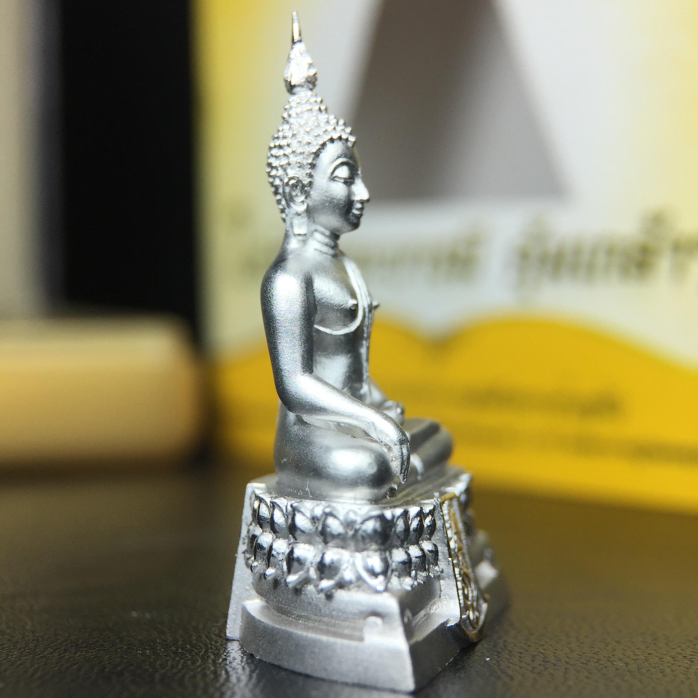 พระพุทธรูปคุ้มเกล้าฯ ภปร.(ใต้ร่มพระบารมี คุ้มเกล้า) 60ปี โรงพยาบาลภูมิพลฯ พ.ศ.2552 เนื้อเงิน ชุบทองคำขาว(พิมพ์ใหญ่ขนาด 35.5*24 มม.)สภาพสวยเดิมพร้อมกล่องบรรจุเดิม ตอกโค๊ดหมายเลขกำกับ หายาก(1ใน5000 องค์)