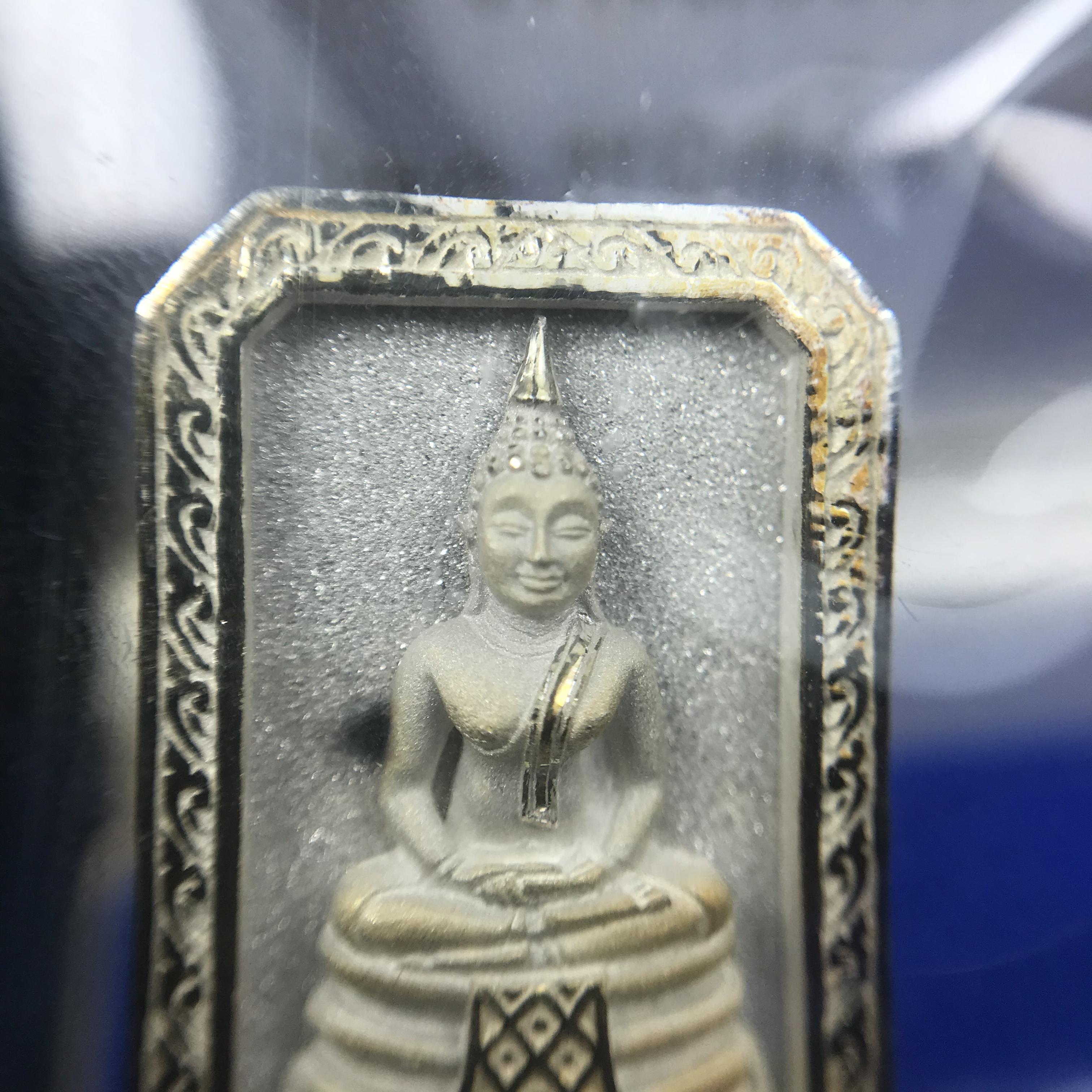 พระพุทธโสธร(หลวงพ่อโสธร) รุ่นสร้างอุโบสถ ปี2539 เนื้อเงิน พิมพ์แปดเหลี่ยม(หายาก) สภาพสวยผิวเดิมขึ้นน้ำทองสีรุ้งแบบนิยม กล่องบรรจุเดิมครบสมบูรณ์