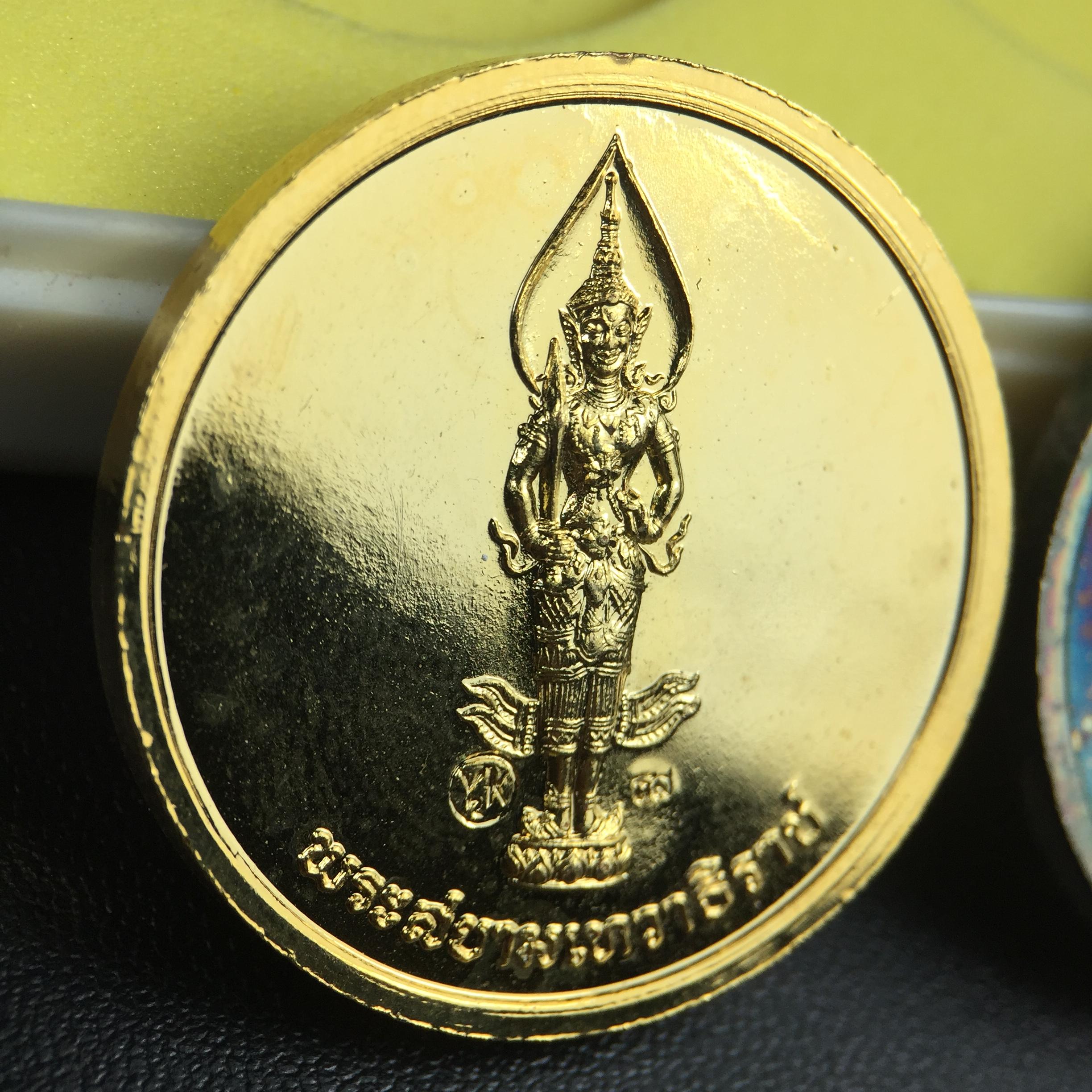 เหรียญสนทนาธรรม ในหลวงรัชกาลที่ 9 สมเด็จพระญาณสังวร หลังพระสยามเทวาธิราช ปี 2543 วัดบวรนิเวศวิหาร ชุดกรรมการ(เนื้อกะไหล่ทอง+กะไหล่เงิน+ทองแดงรมน้ำตาล)พร้อมกล่องบรรจุเดิม(ชุดหายาก สภาพผิวกะไหล่เดิมจากผู้จัดสร้าง ผิวขึ้นรุ้งธรรมชาติสวยจัด แชมป์ๆ)1 ใน 343ชุด