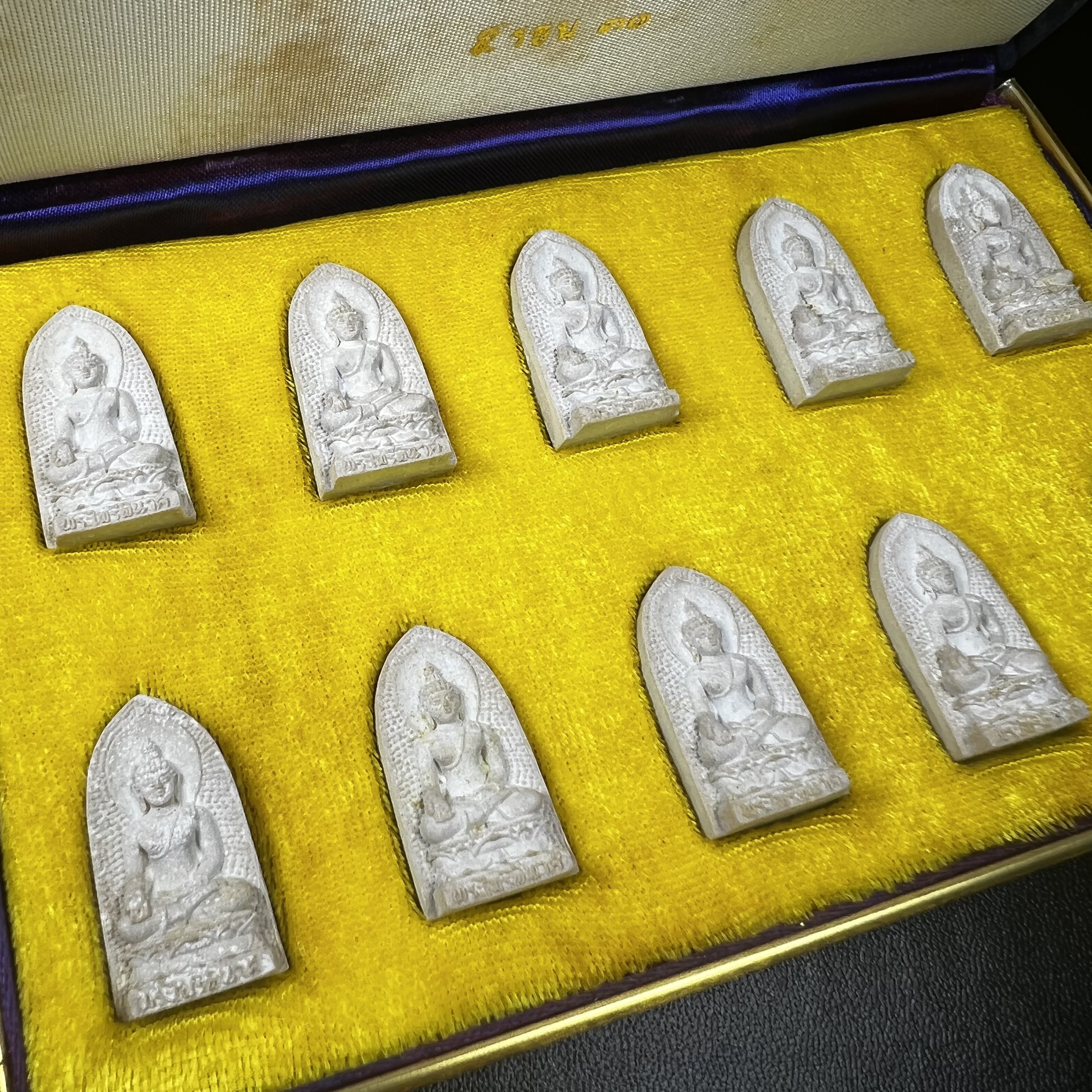 พระไพรีพินาศ ภปร. ครบ 5 รอบ ในหลวงรัชกาลที่ 9 ปี 2530(เนื้อผงพิมพ์ใหญ่) ชุดกรรมการ บรรจุจำนวน 10 องค์ ในกล่อง ตราสัญลักษณ์ ภปร.(ในหลวงรัชกาลที่9เสด็จในพิธีเจิมพระสุหร่าย)พระดี พิธีใหญ่ ประกอบพิธีพุทธาภิเษกพร้อมกับพิธีพระกริ่งปวเรศ ปี2530 วัดบวรนิเวศวิหาร